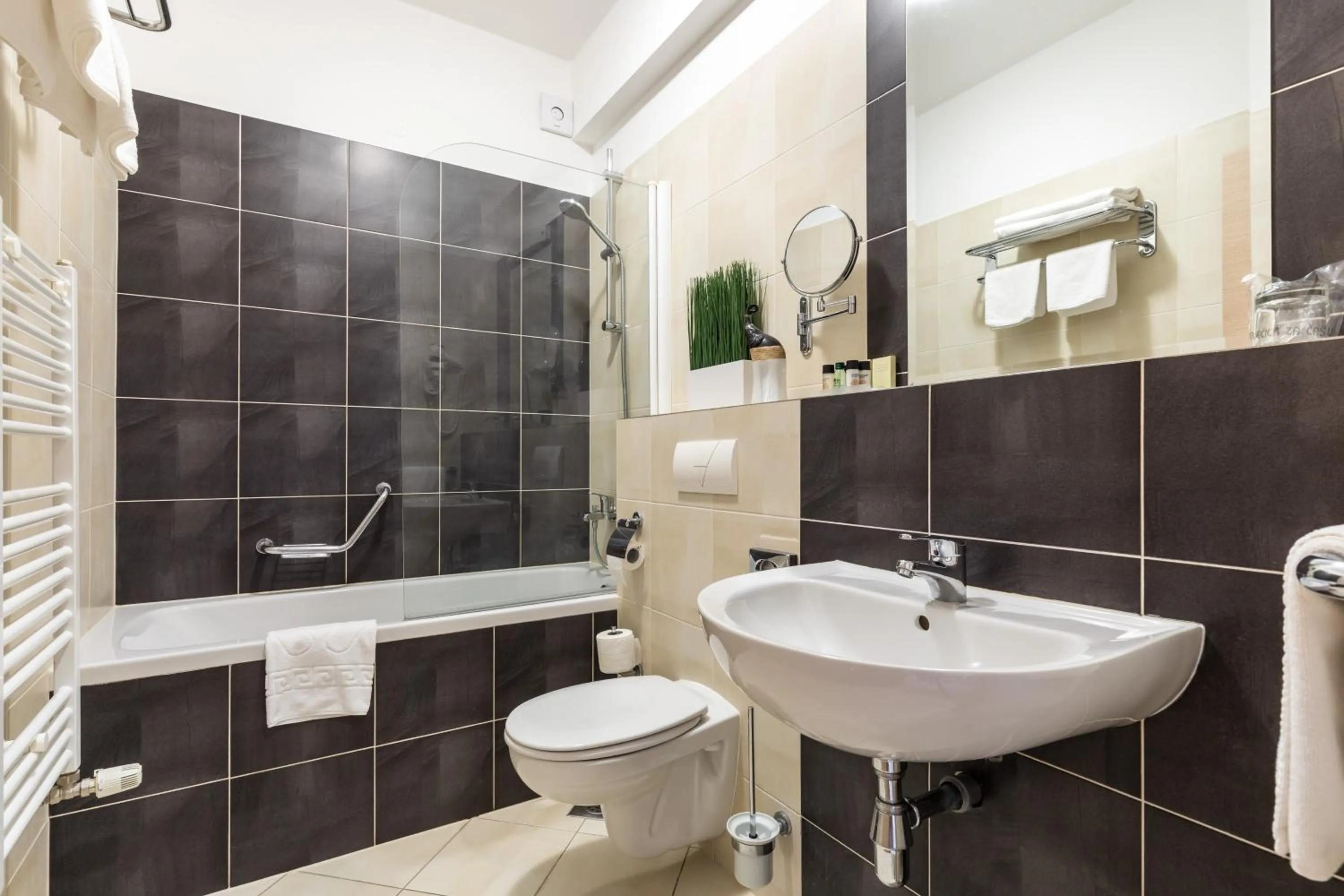 Shower in Hotel Mondo