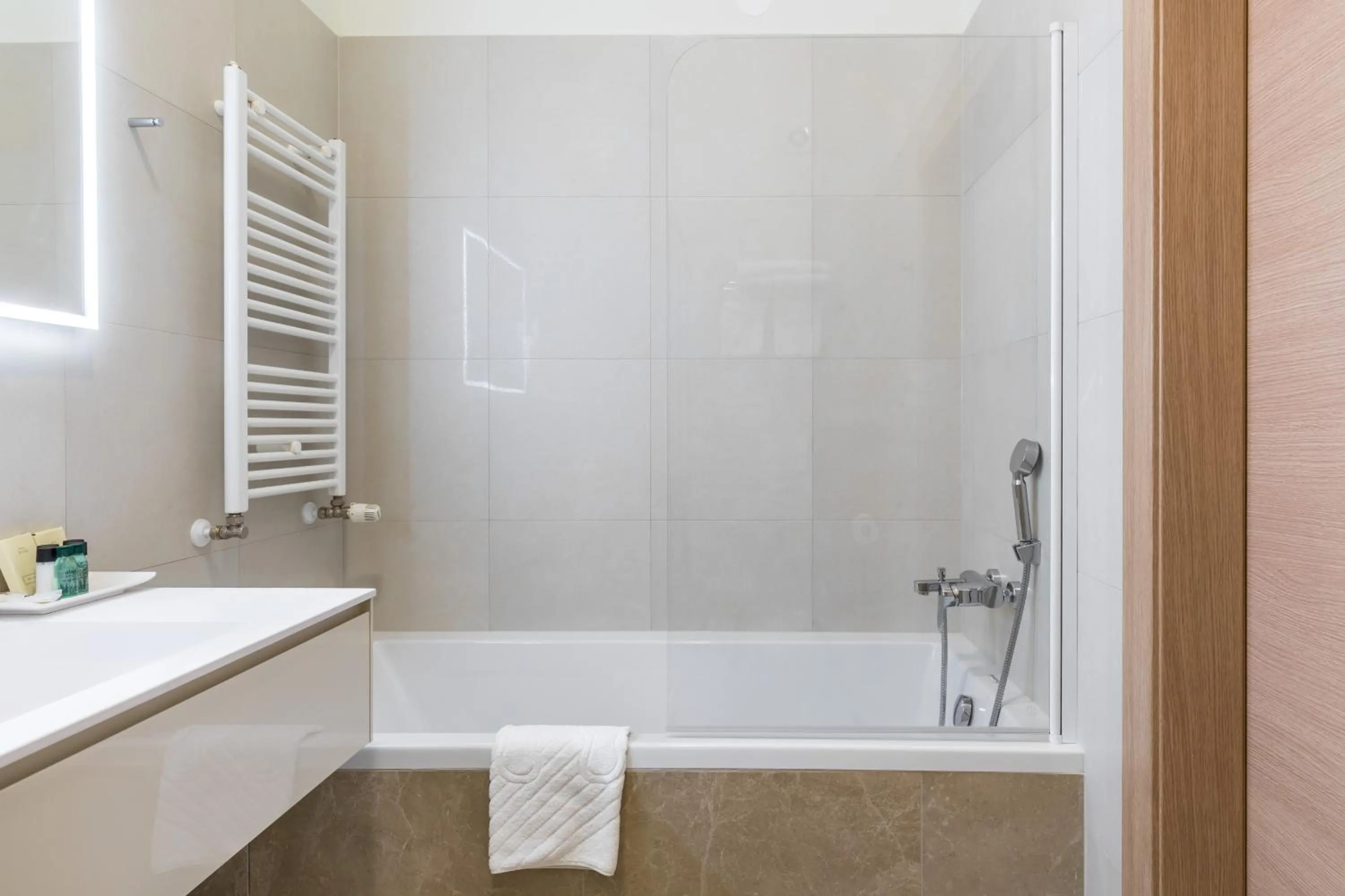 Shower in Hotel Mondo