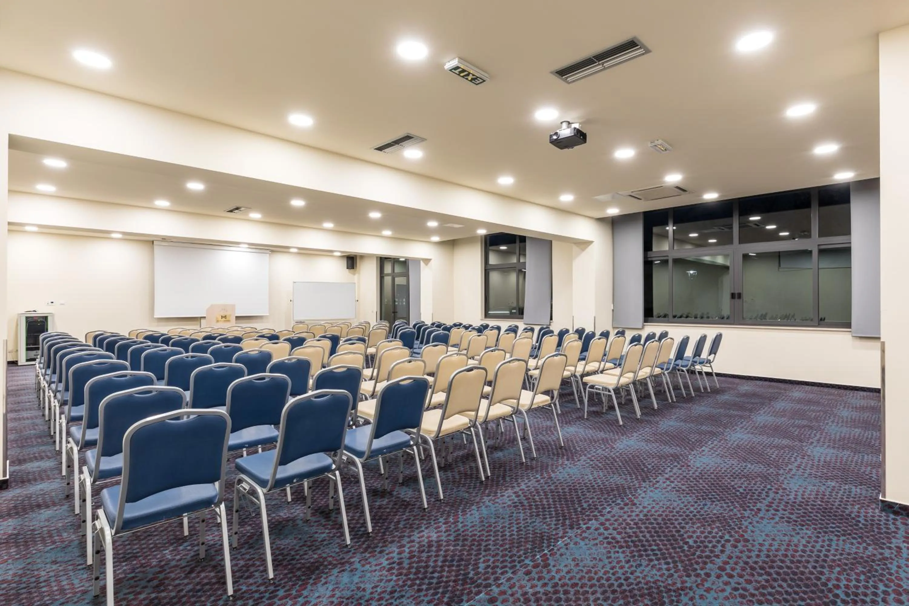 Property building in Hotel Mondo