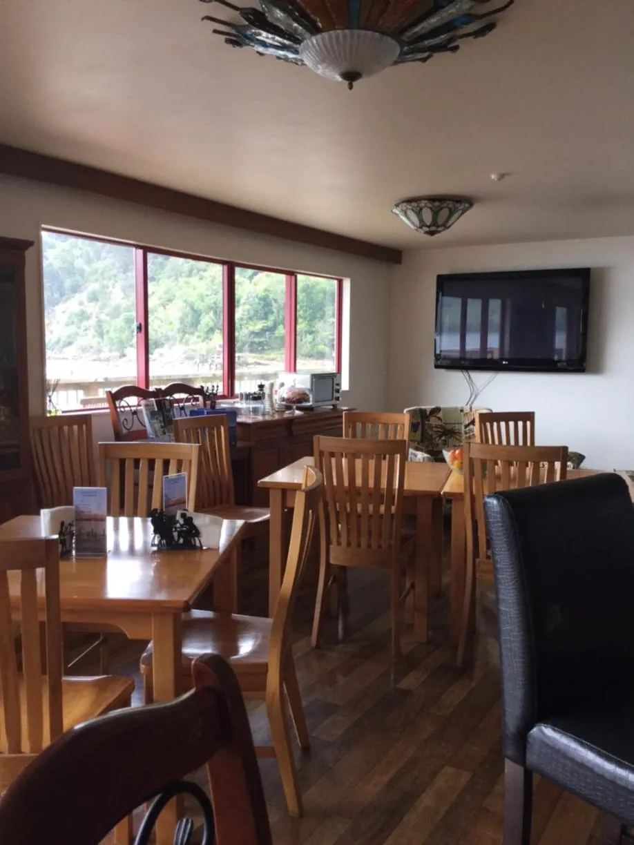 Restaurant/places to eat in The Lodge At Te Rawa