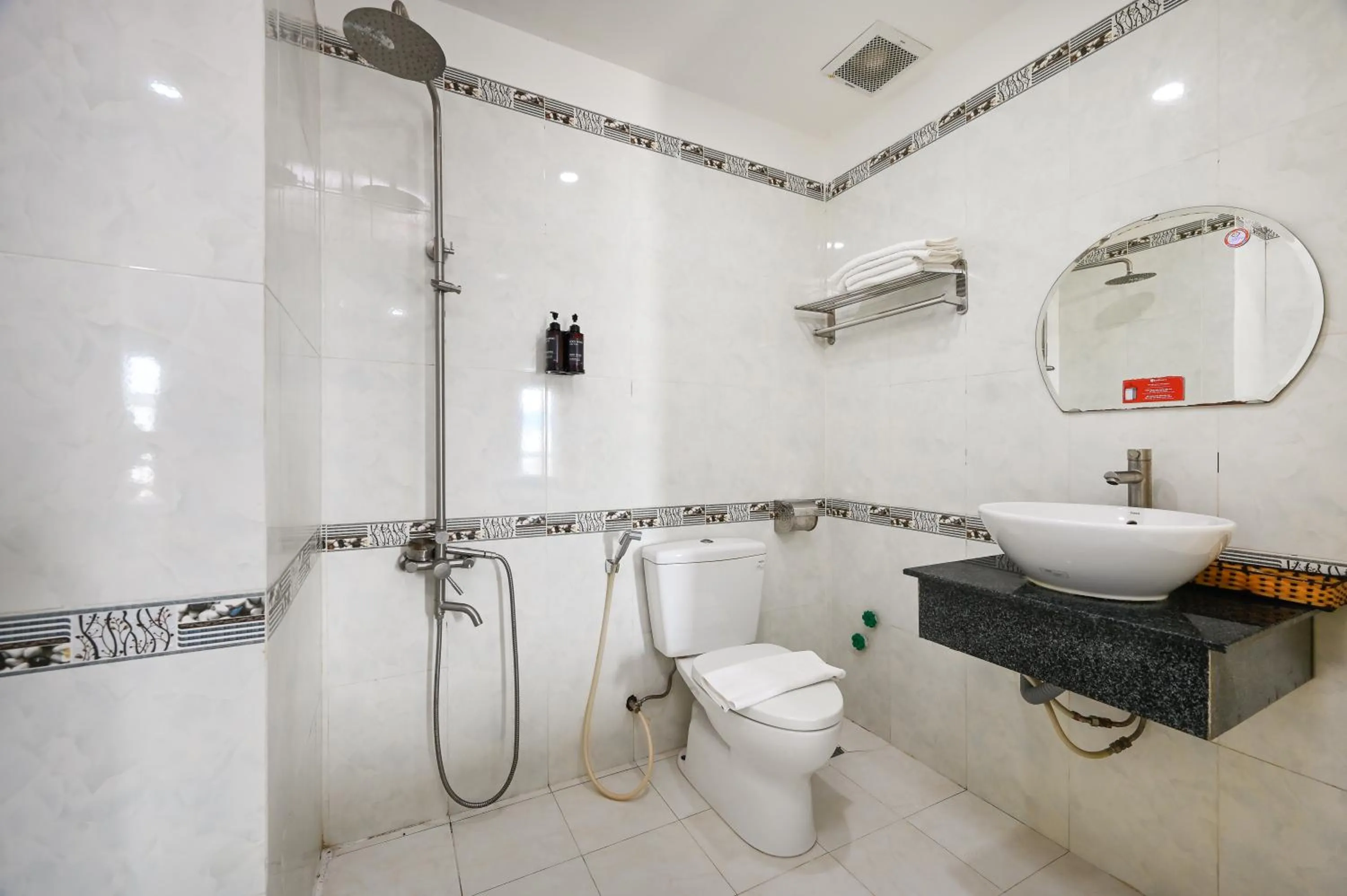 Shower in Gia Hoa Airport Hotel