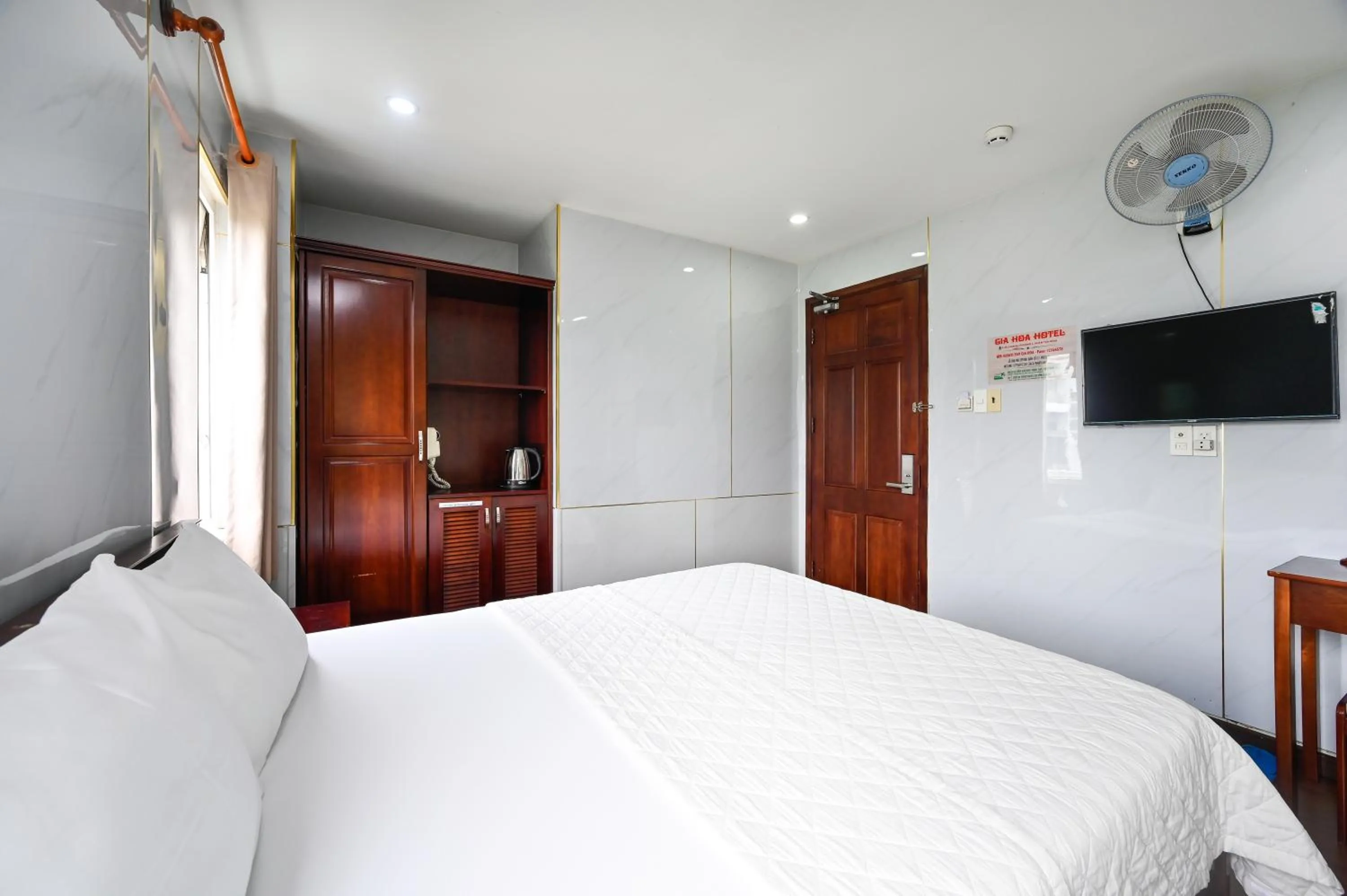 wardrobe, Bed in Gia Hoa Airport Hotel