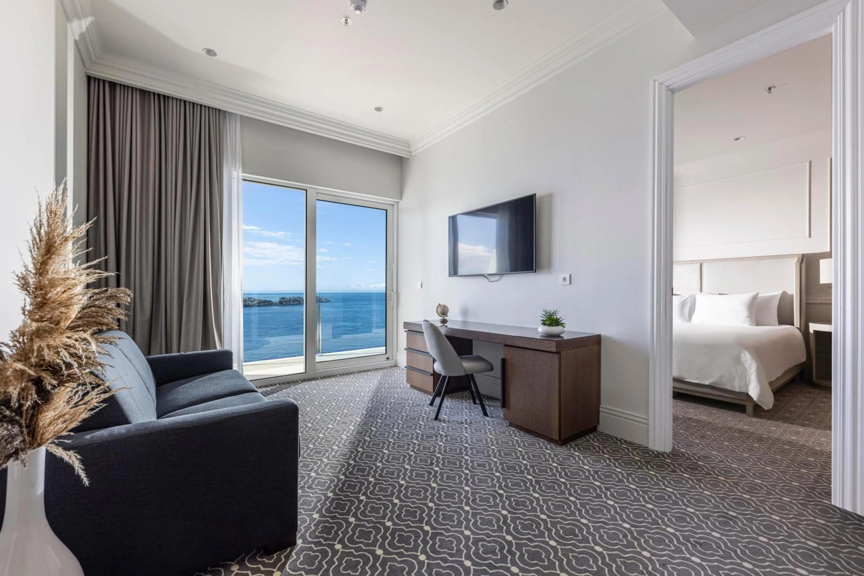 Balcony/Terrace, Bed in Royal Ariston Hotel