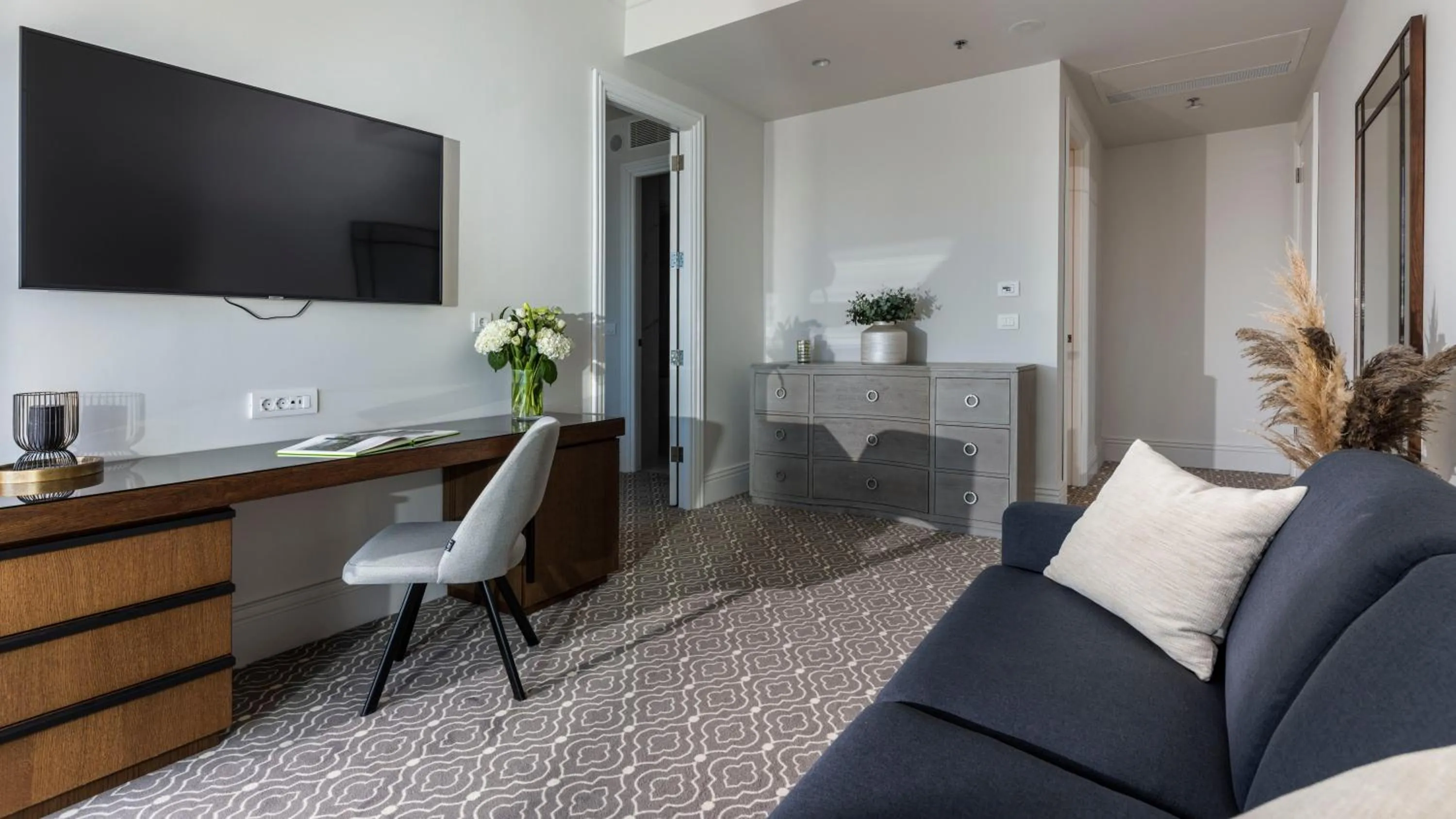 TV and multimedia in Royal Ariston Hotel