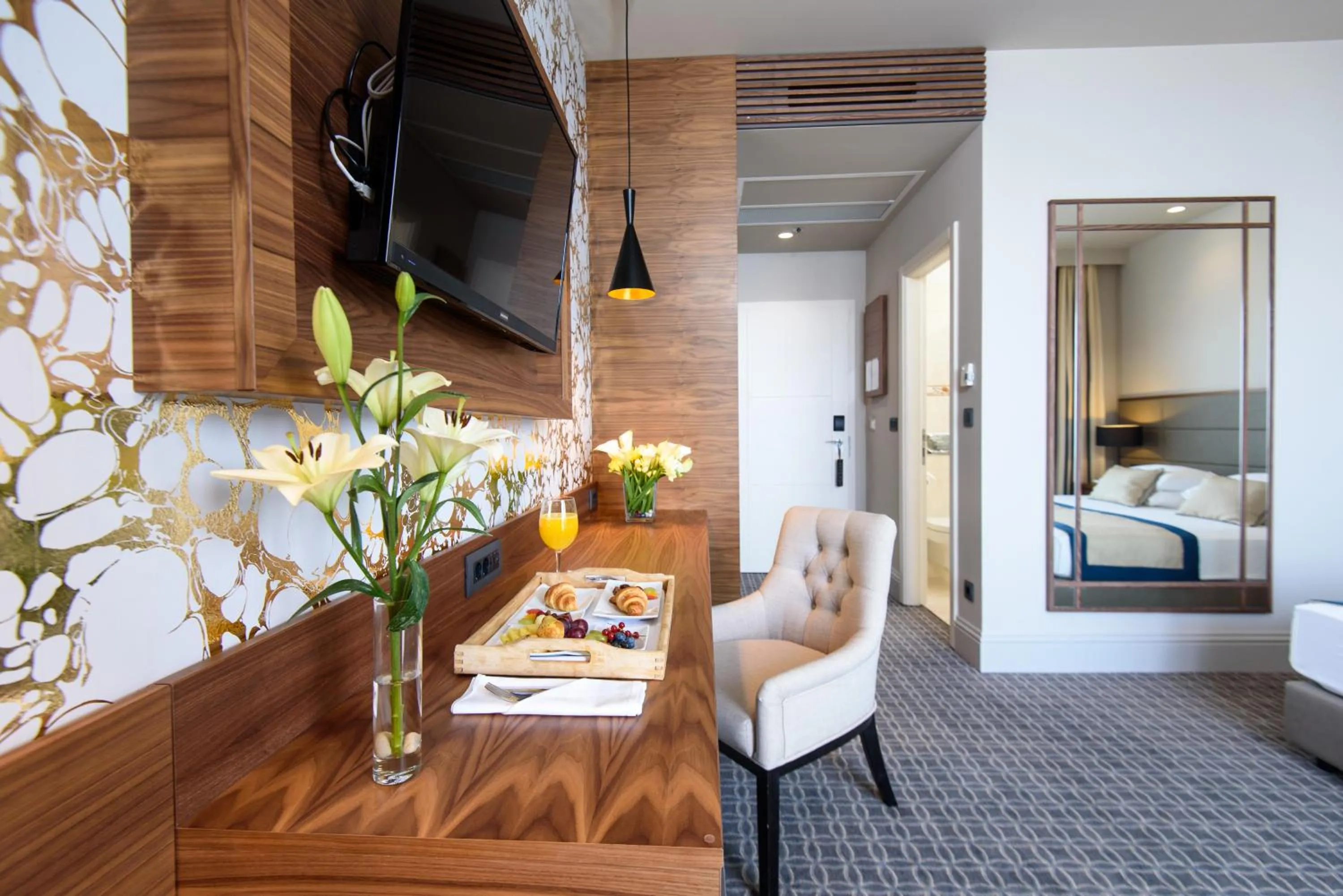 Seating area, Bed in Royal Ariston Hotel