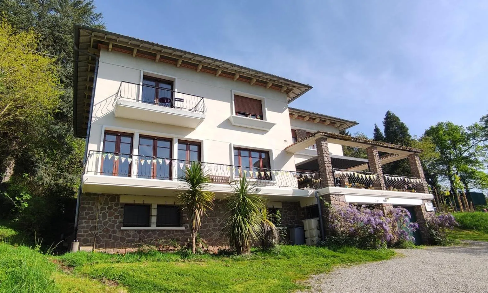 Property building in 13 Bees