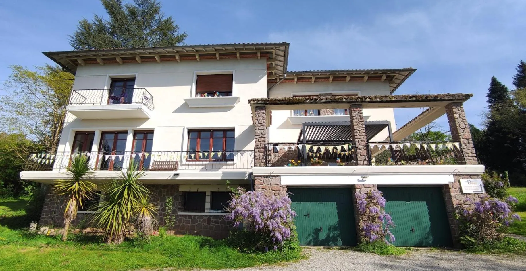 Property building in 13 Bees