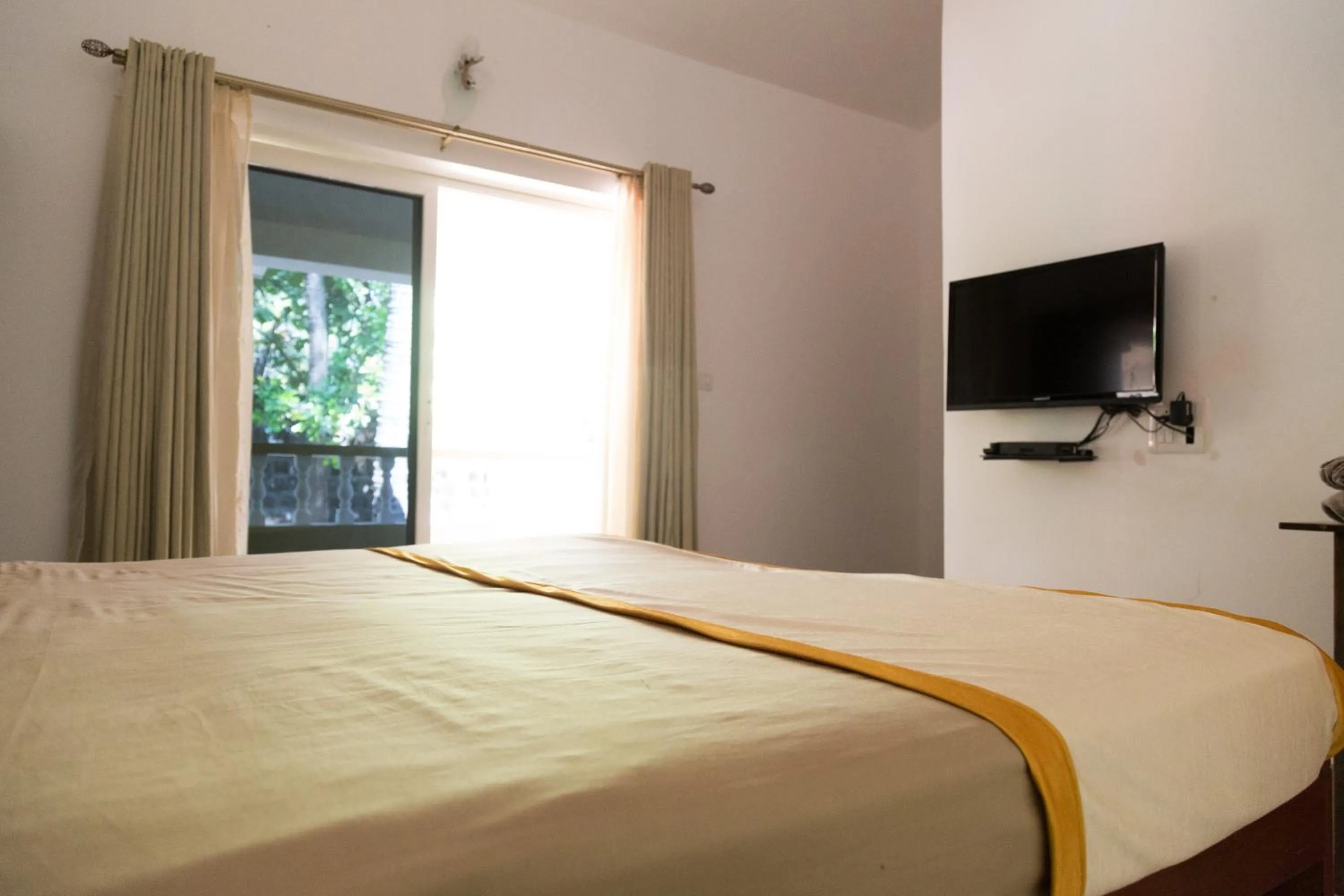 TV and multimedia, Bed in Hill Top Goa Lodge