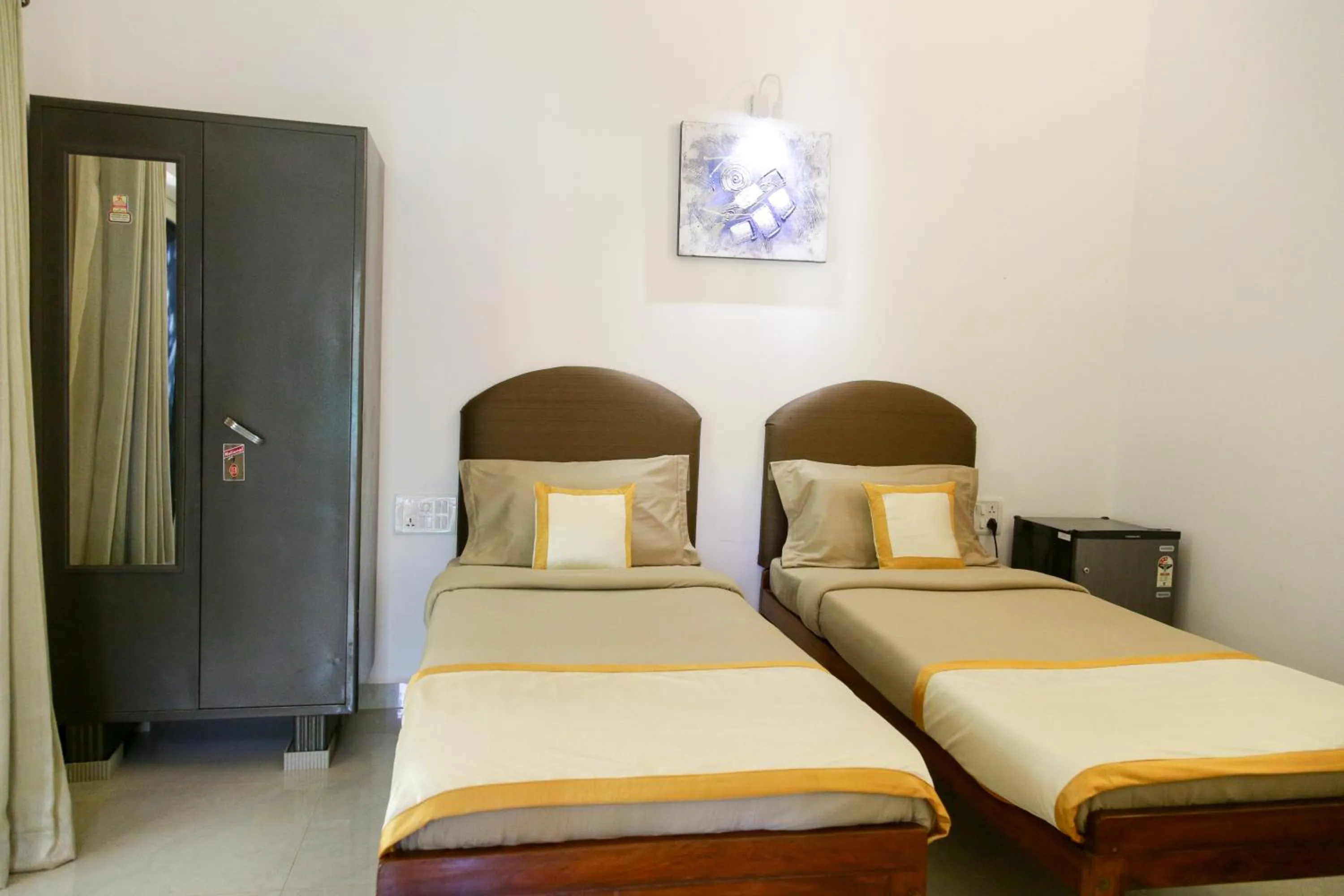 Bed in Hill Top Goa Lodge