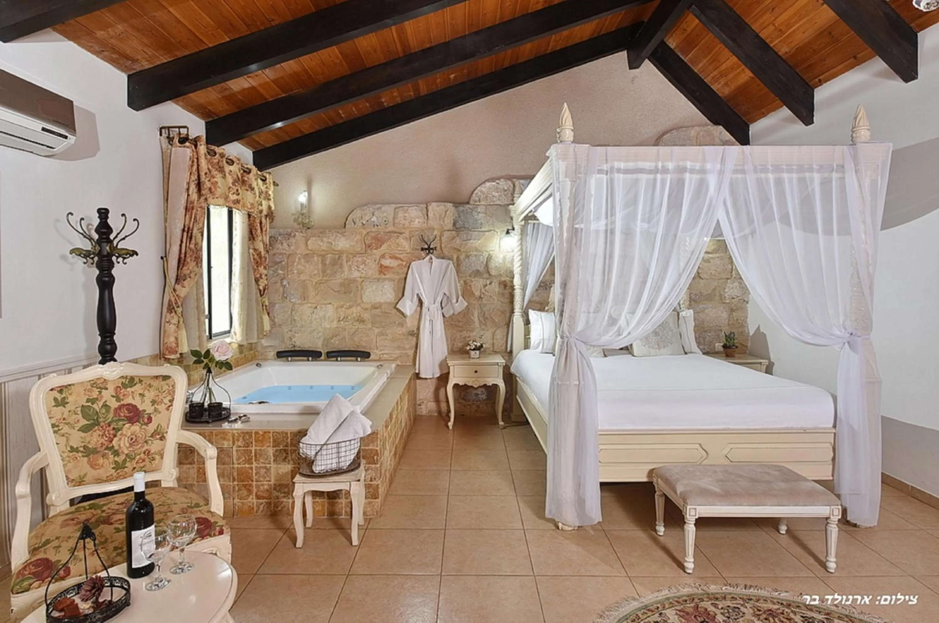 Photo of the whole room, Bed in Agama