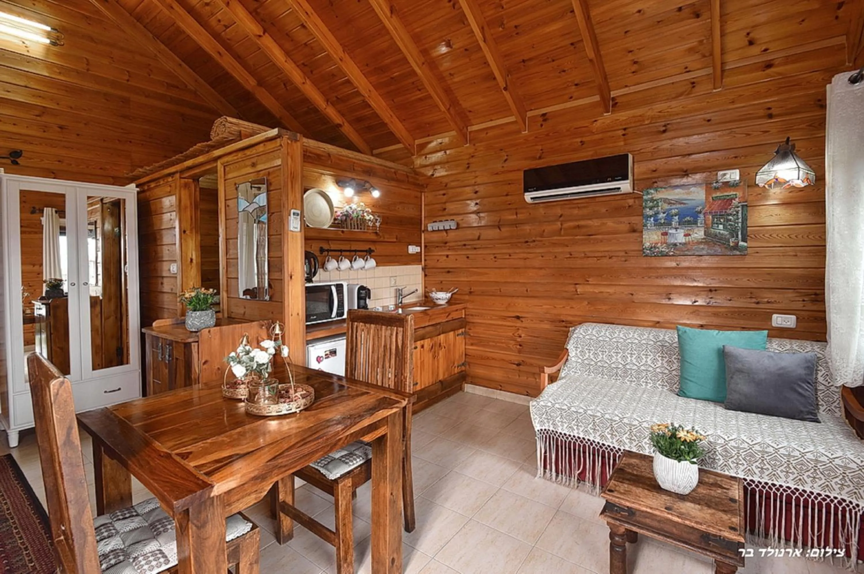 Photo of the whole room in Agama