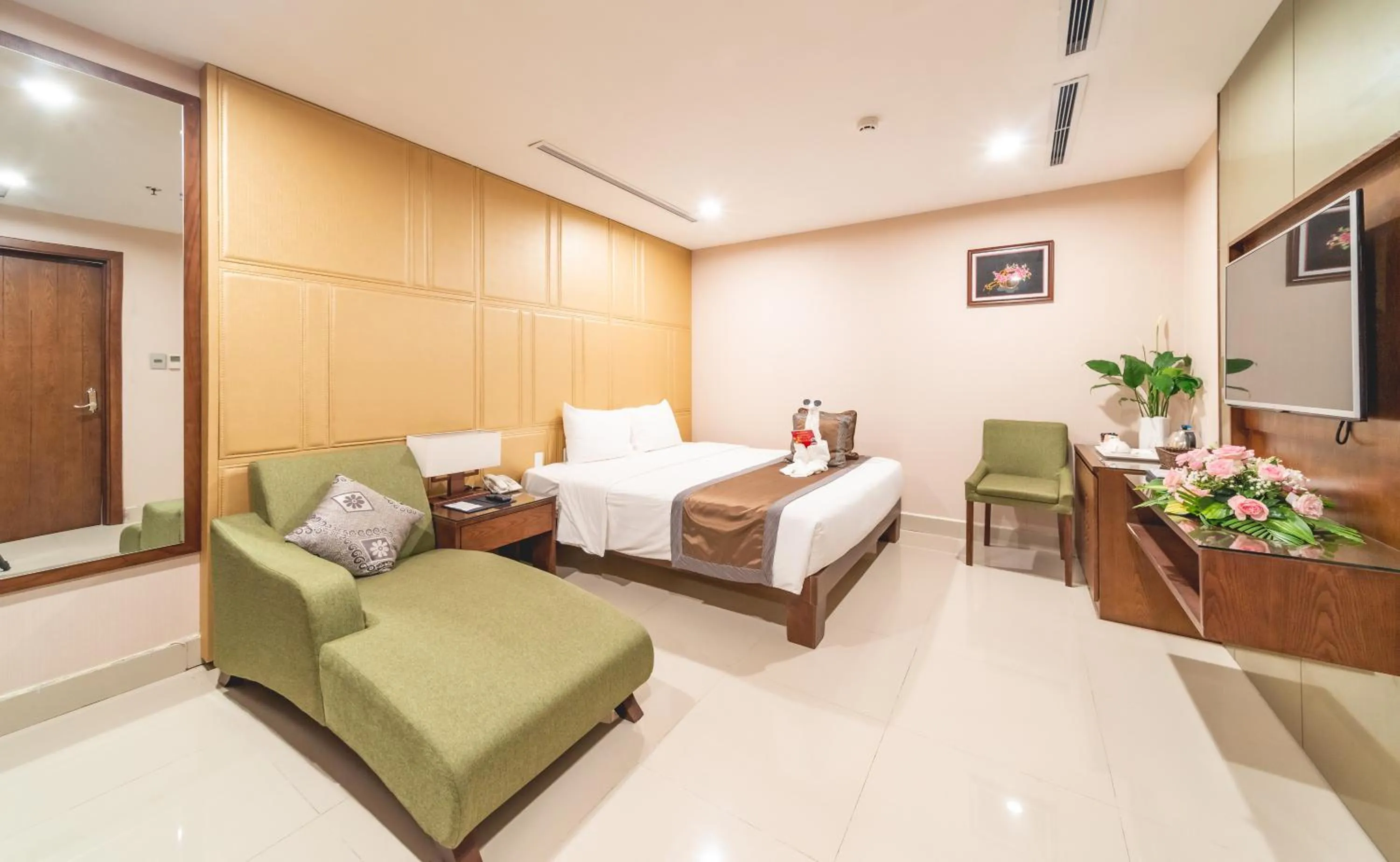 Bedroom, Bed in Bien Bac Hotel