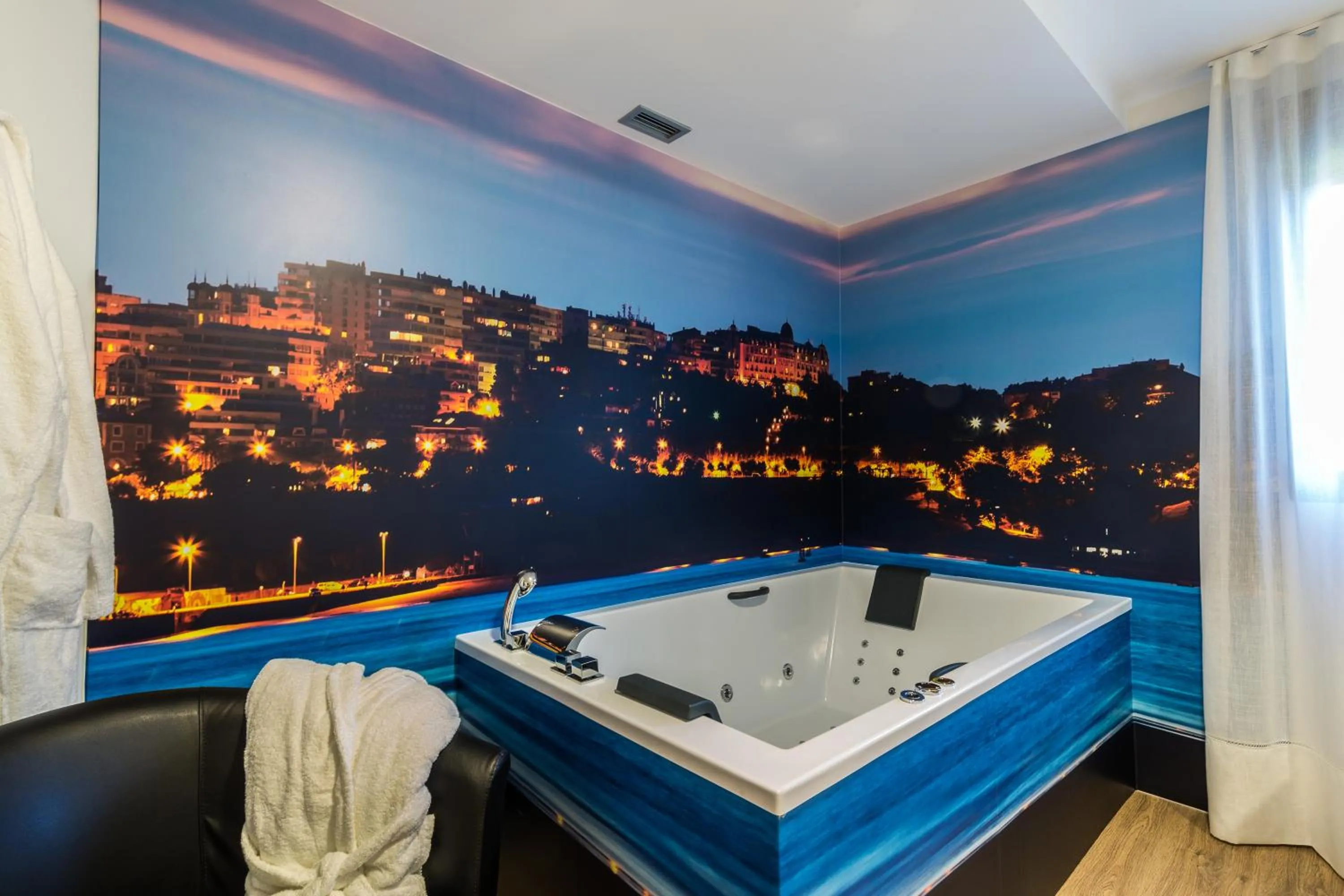 Hot Tub in Suite Home Sardinero