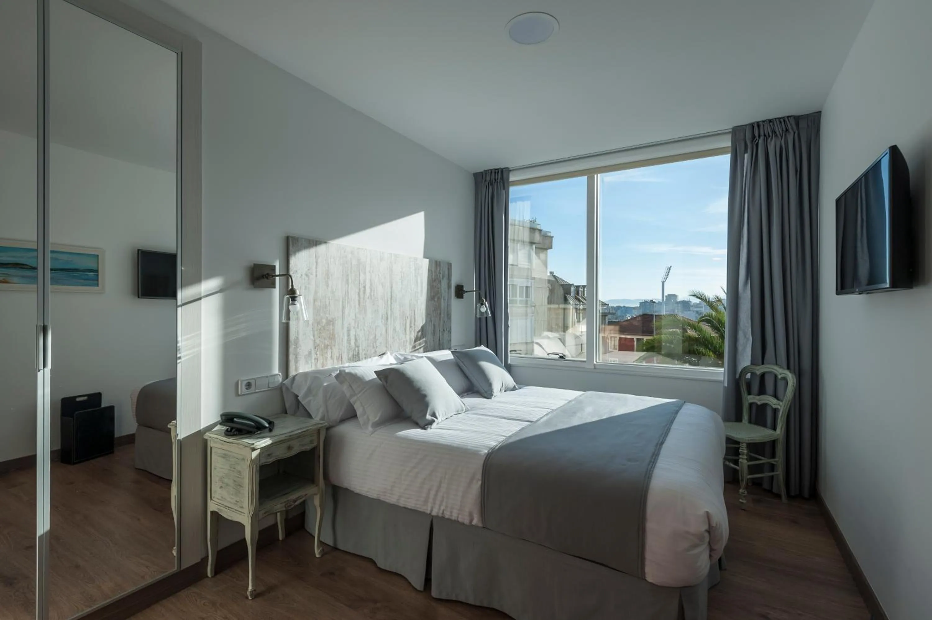 Photo of the whole room, Bed in Suite Home Sardinero