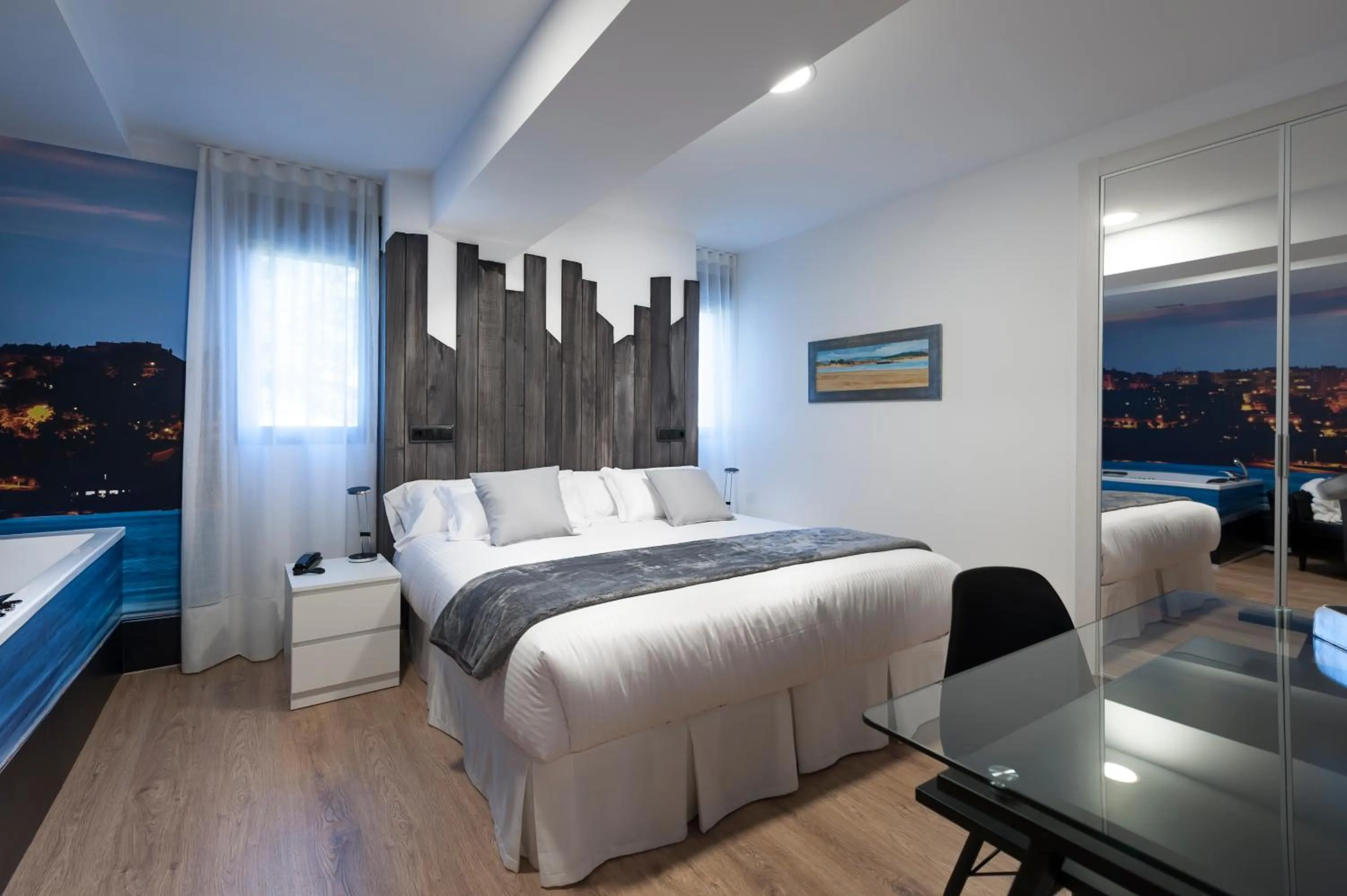 Photo of the whole room, Bed in Suite Home Sardinero