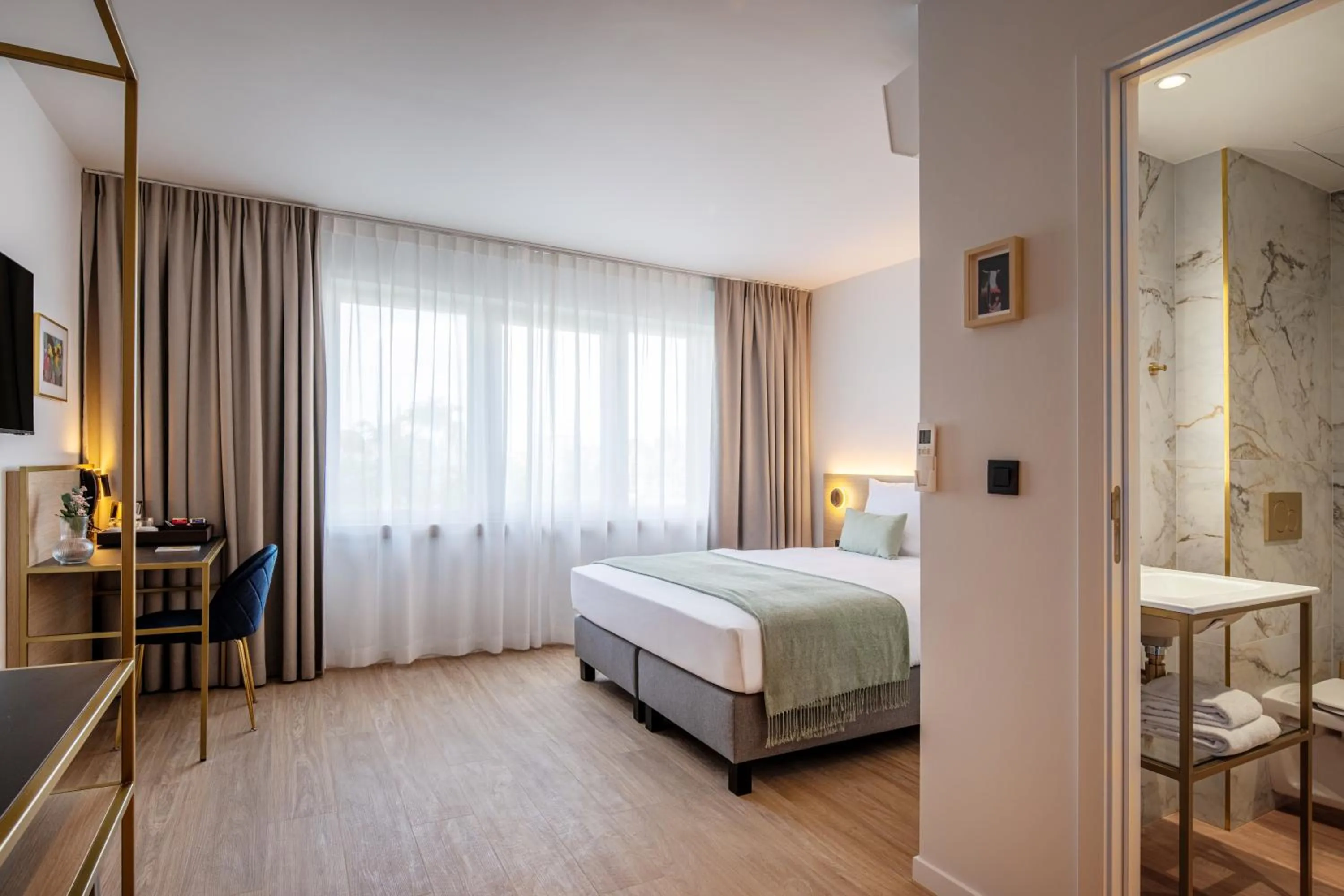 Photo of the whole room, Bed in Jill Hotel Brussels