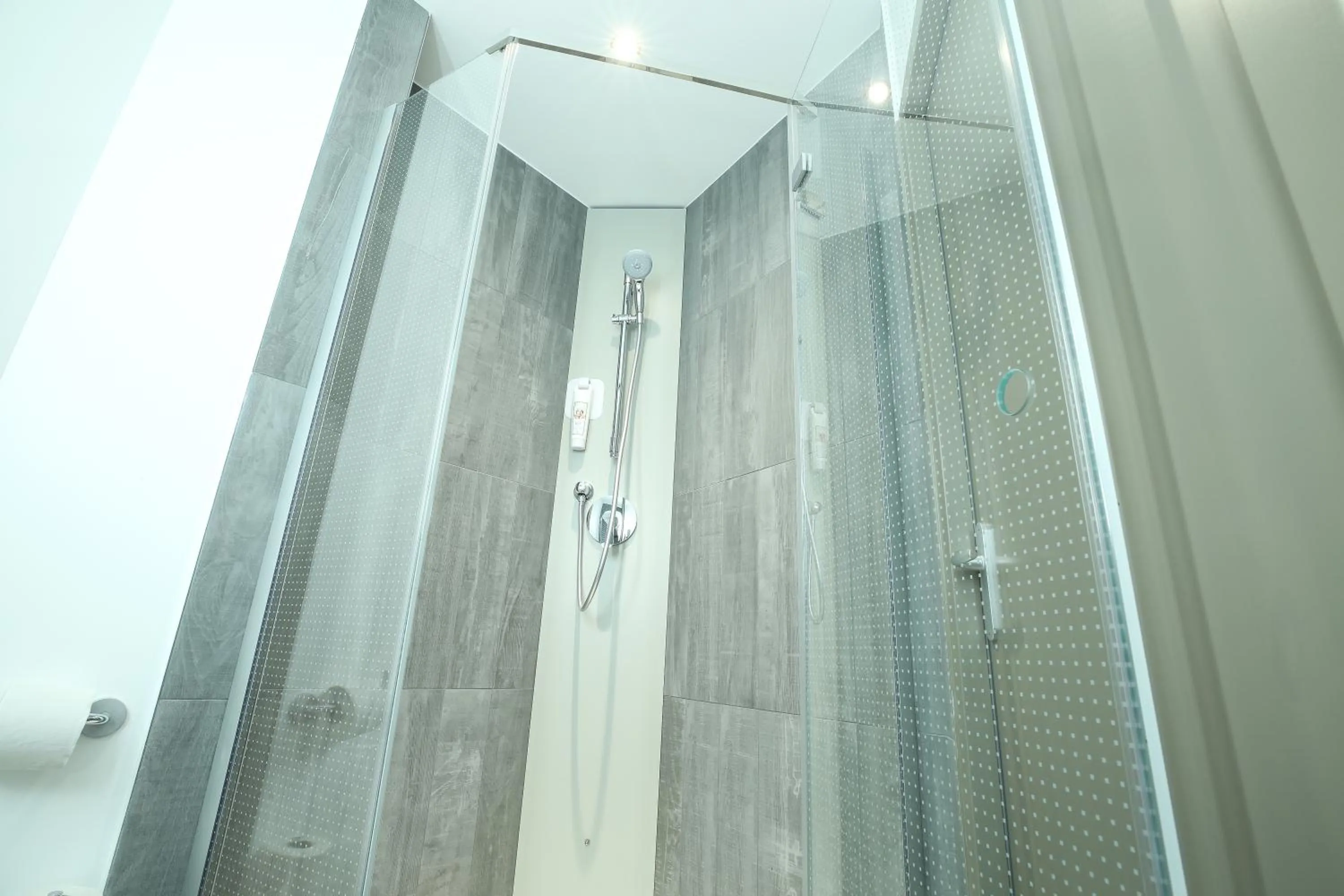 Bathroom in Ibis Niort Est Mendes France