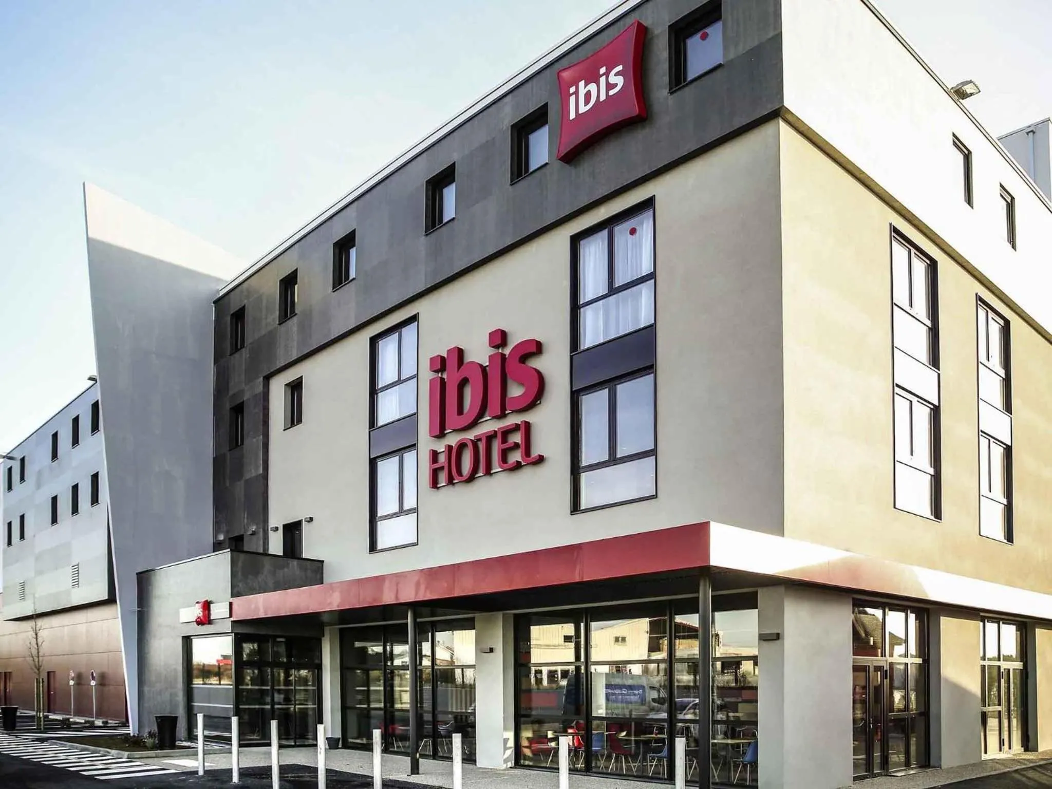 Property building in Ibis Niort Est Mendes France