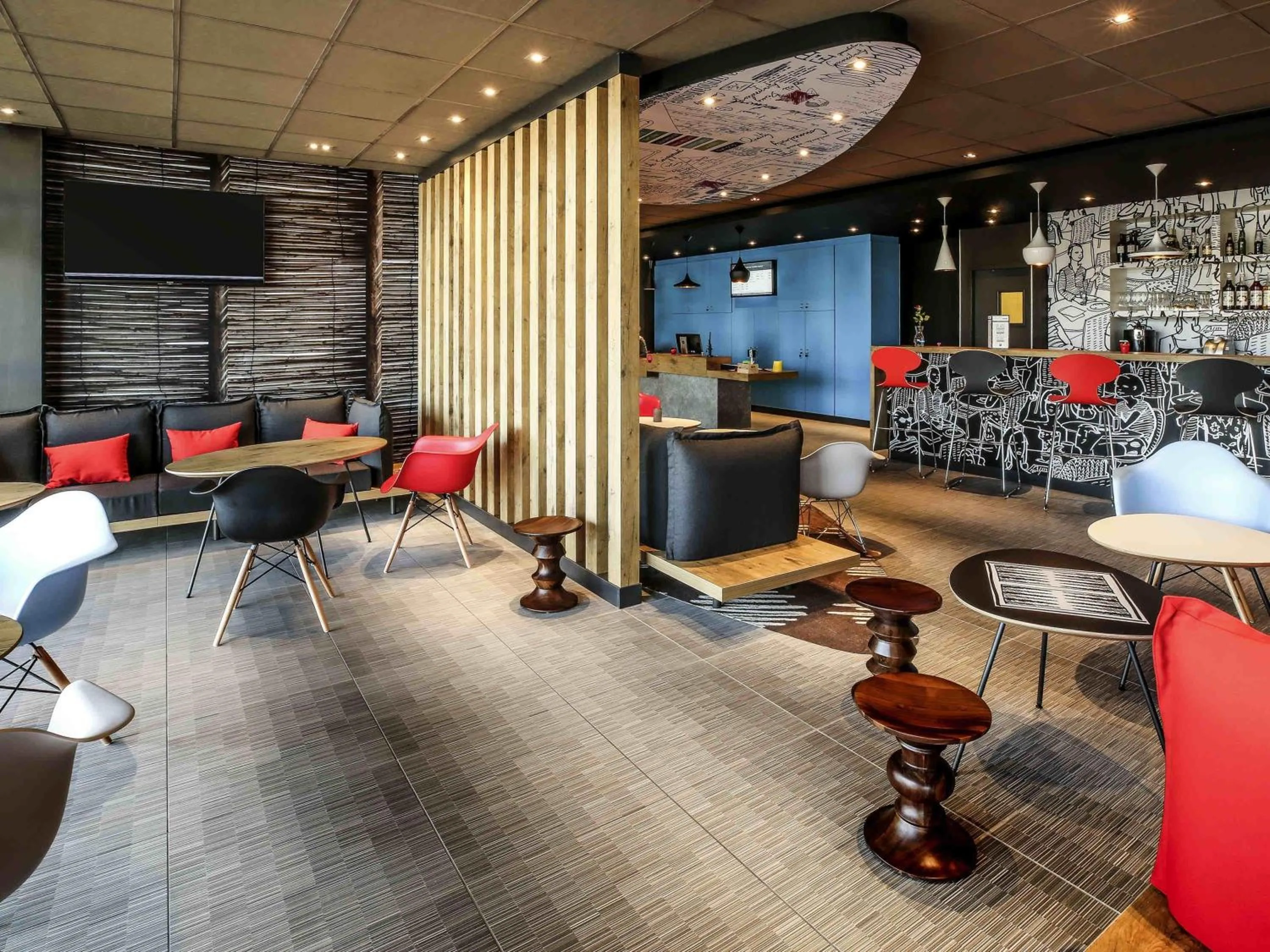 Lounge or bar in Ibis Niort Est Mendes France