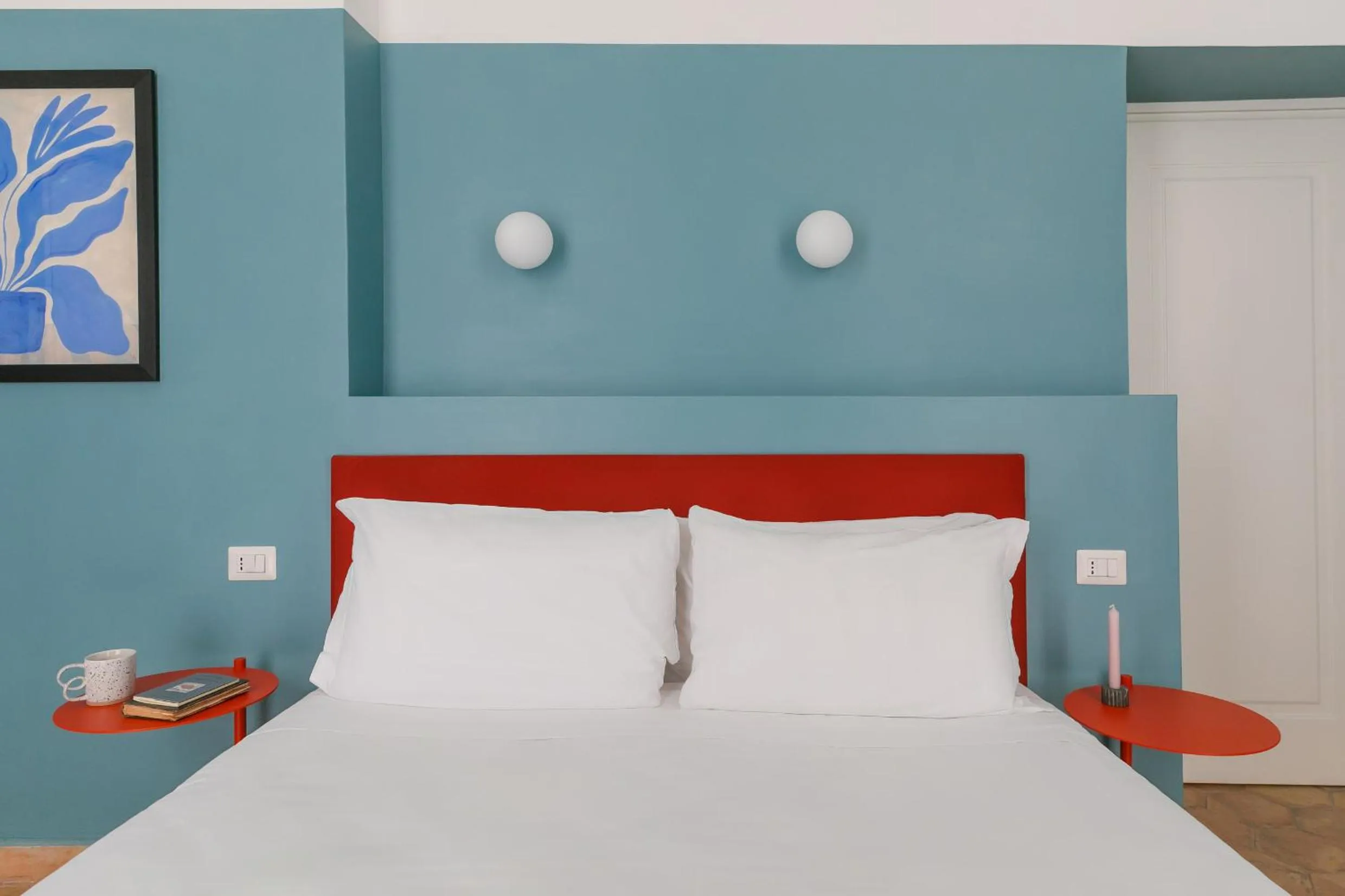 Photo of the whole room, Bed in Passepartout