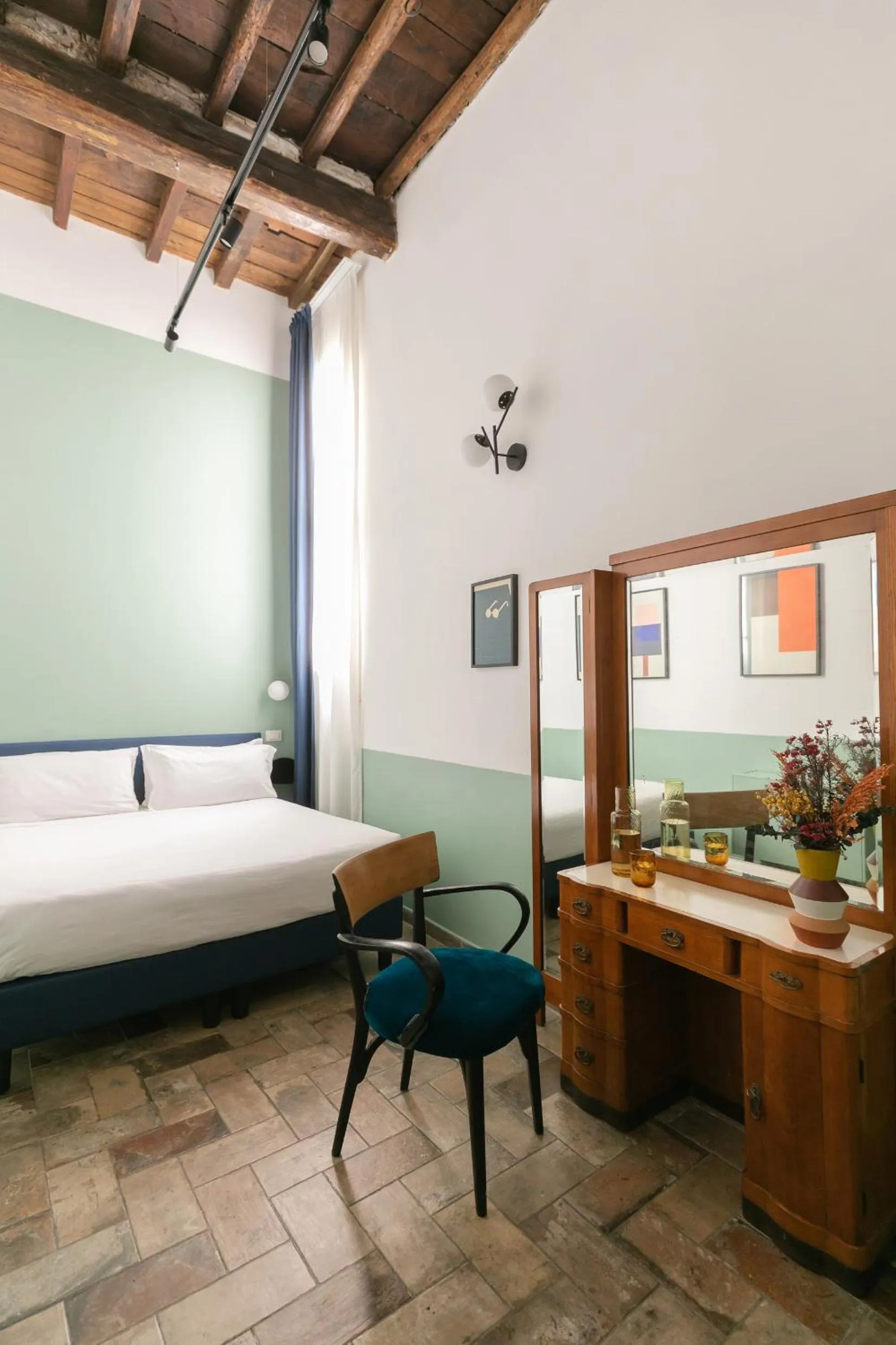 Photo of the whole room, Bed in Passepartout