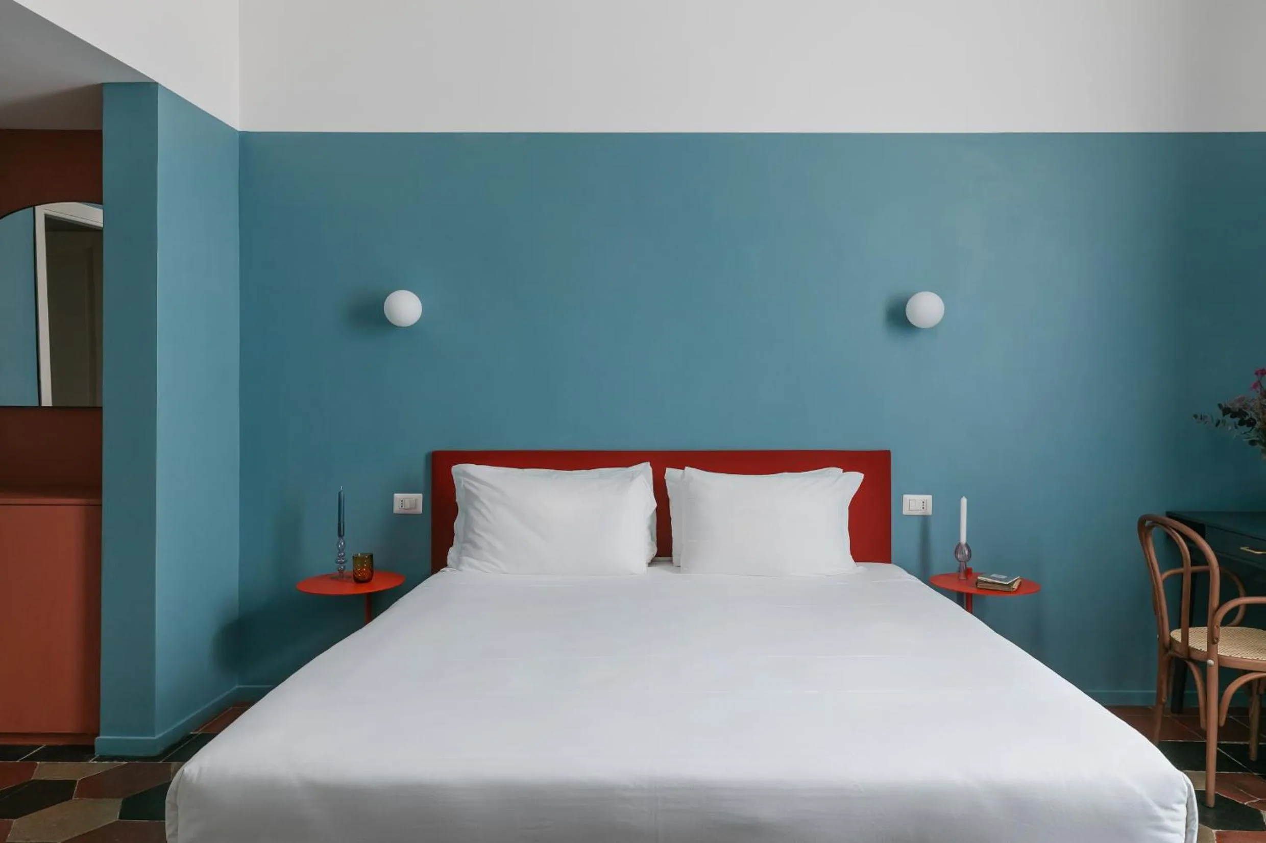 Photo of the whole room, Bed in Passepartout