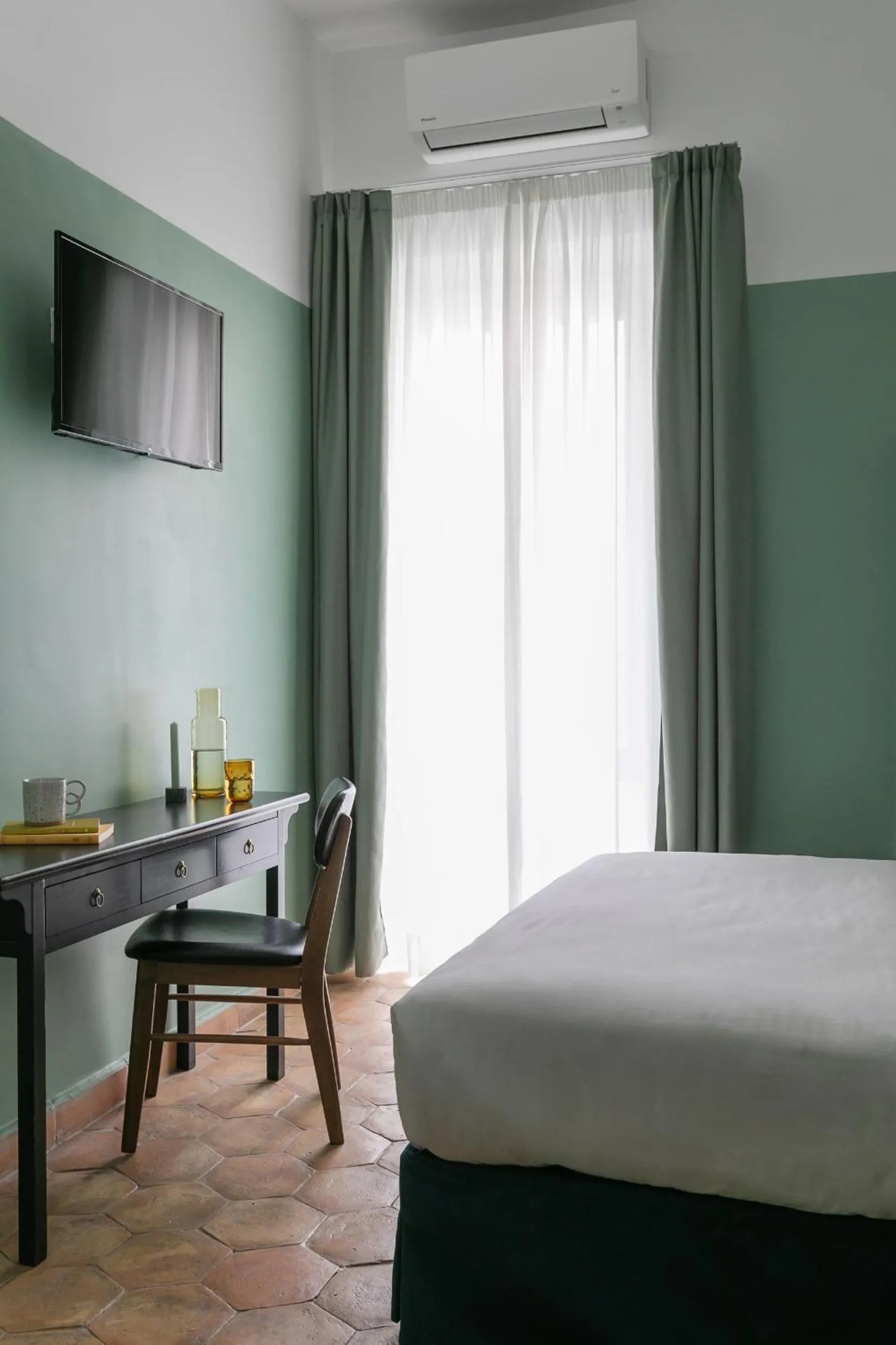 Photo of the whole room, Bed in Passepartout