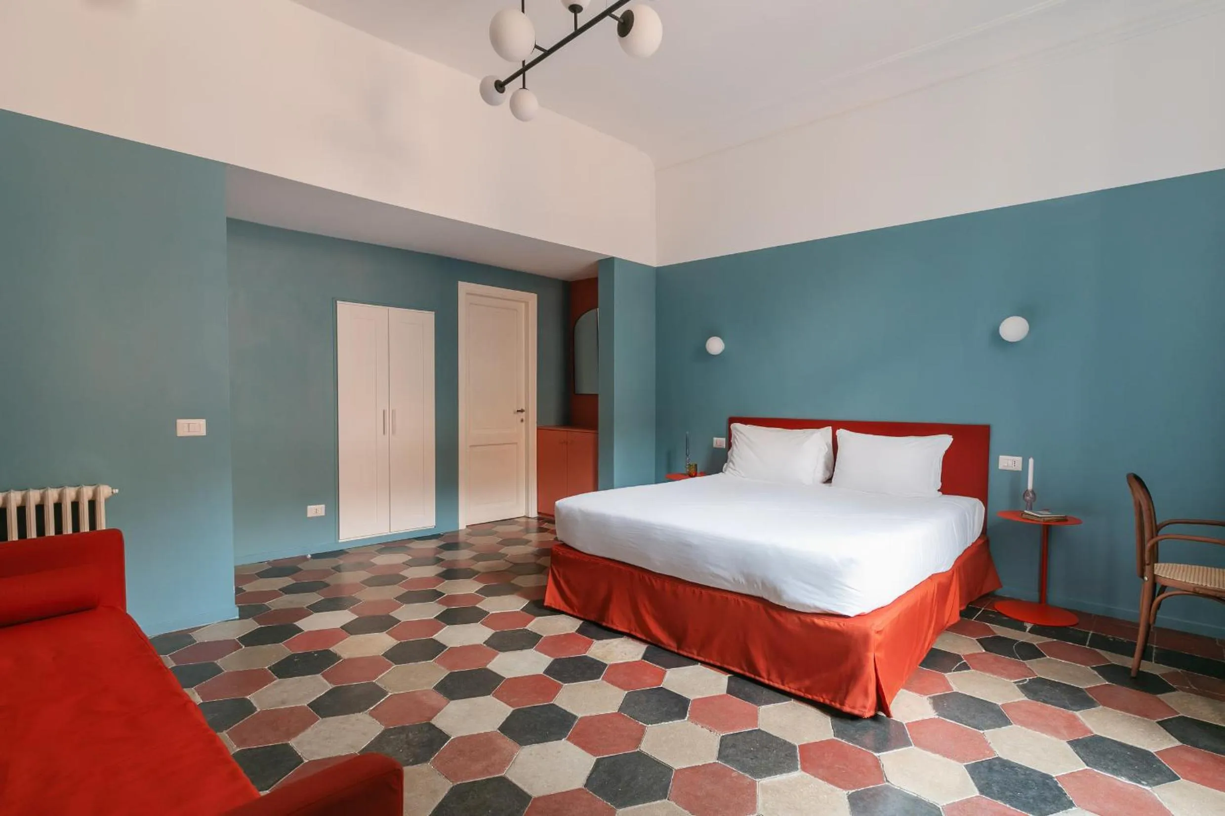 Photo of the whole room, Bed in Passepartout