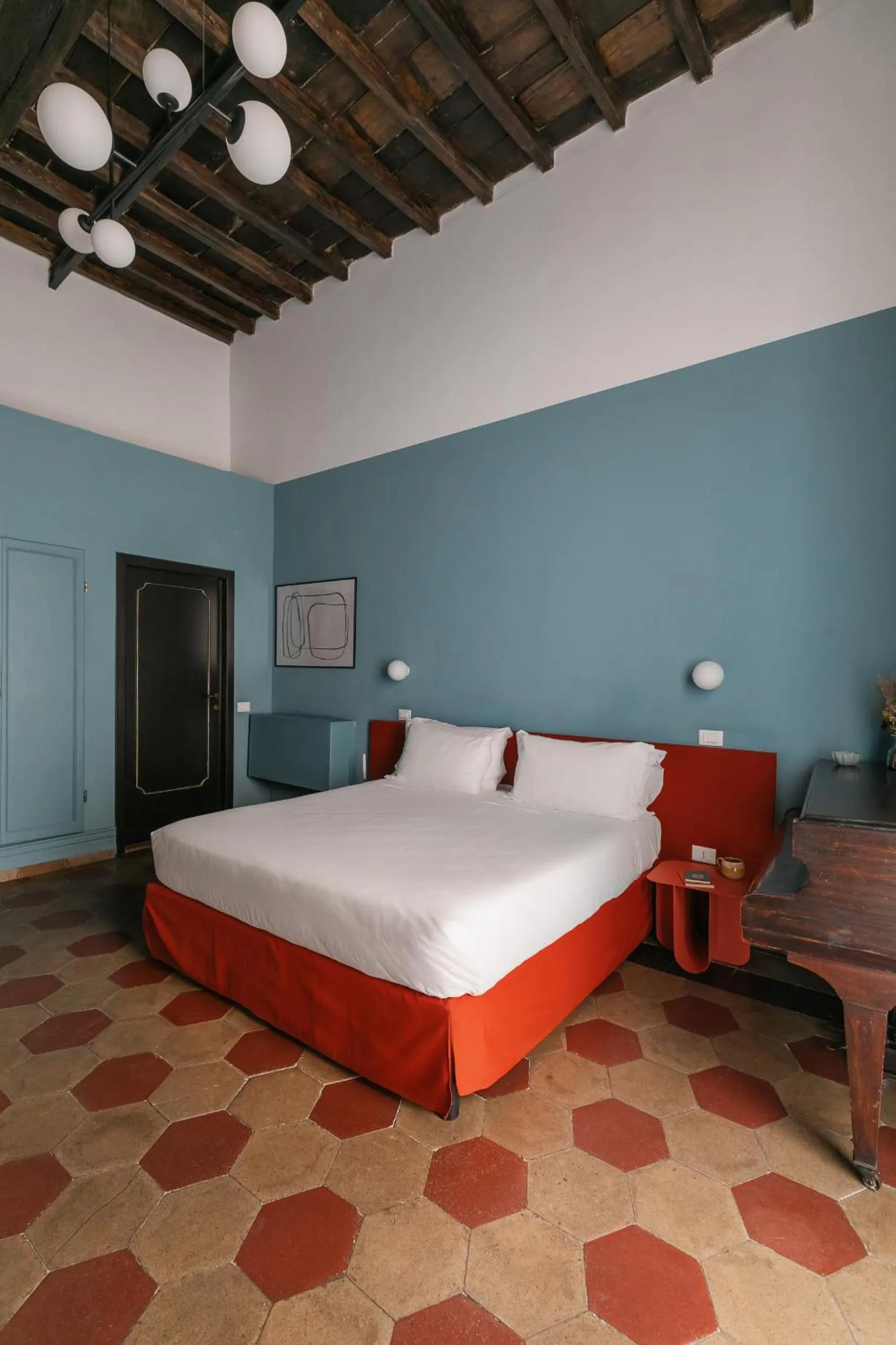 Photo of the whole room, Bed in Passepartout