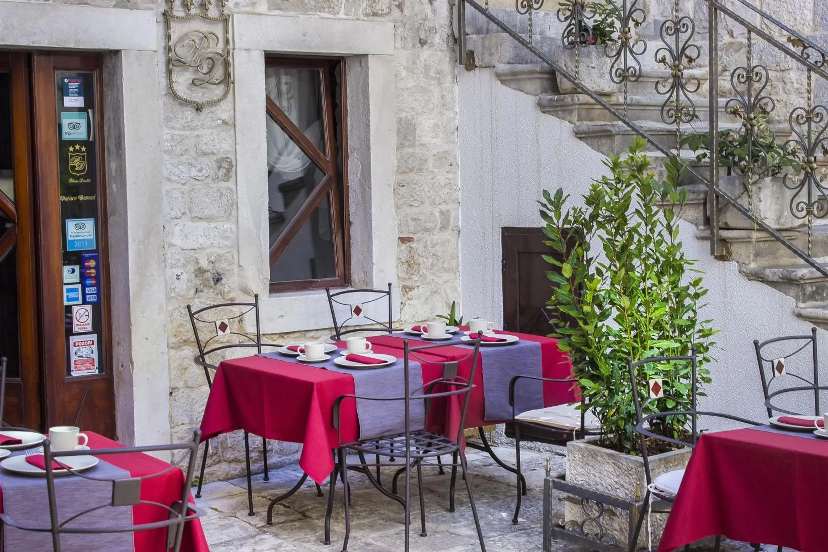 Restaurant/places to eat in Palace Derossi