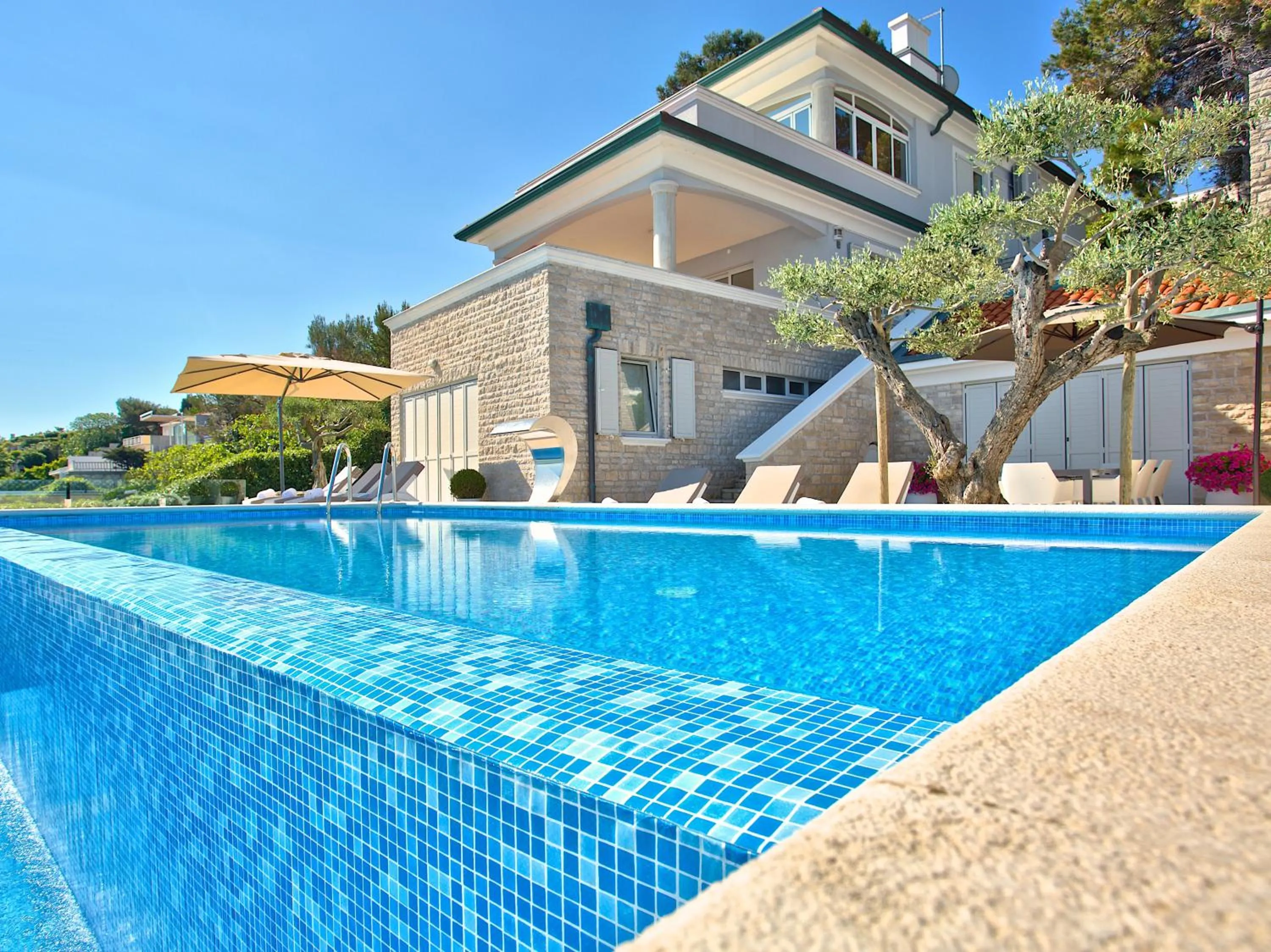 Property building in Villa Sarah