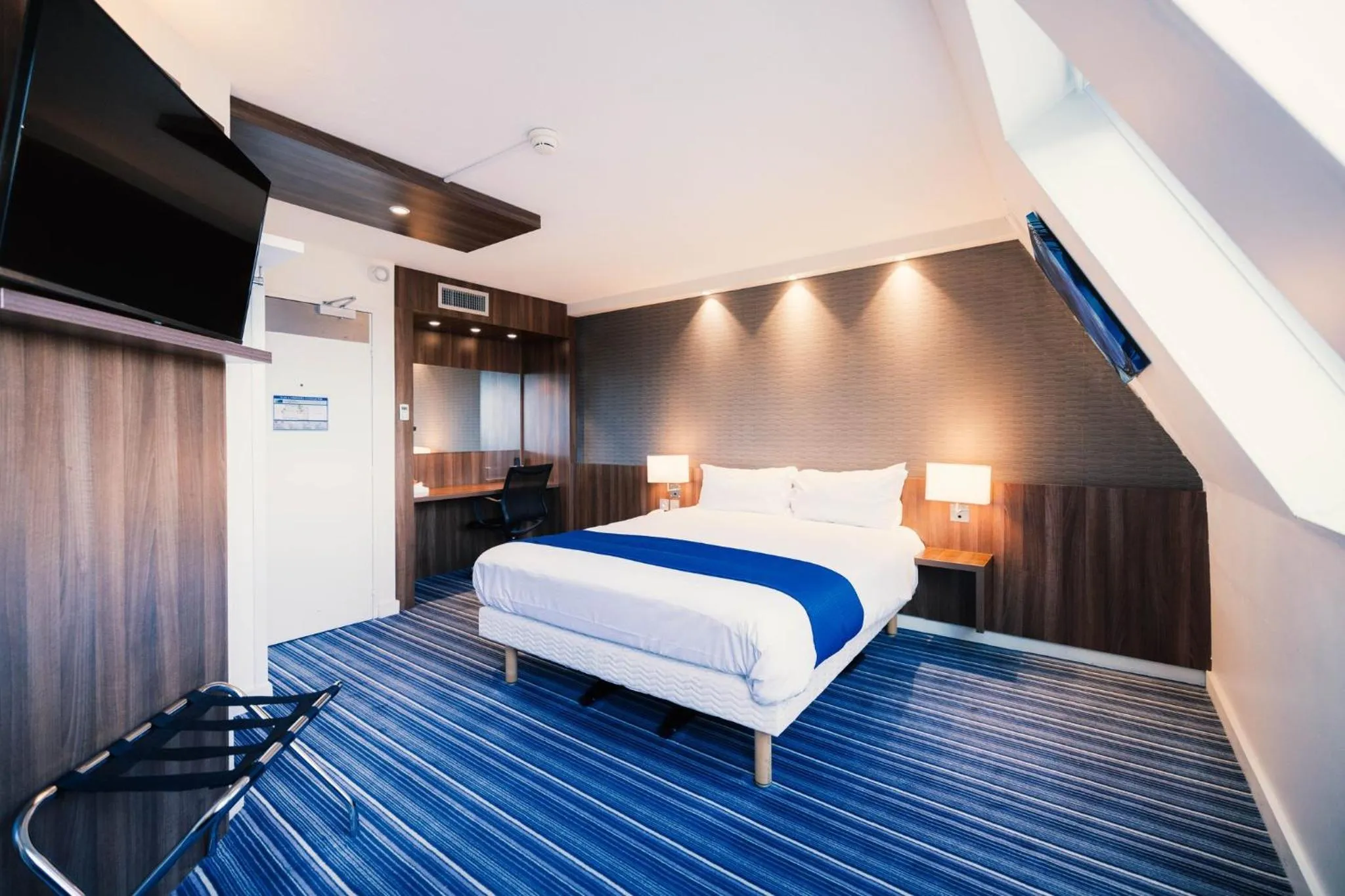 Photo of the whole room, Bed in Holiday Inn Express Lille Centre by IHG