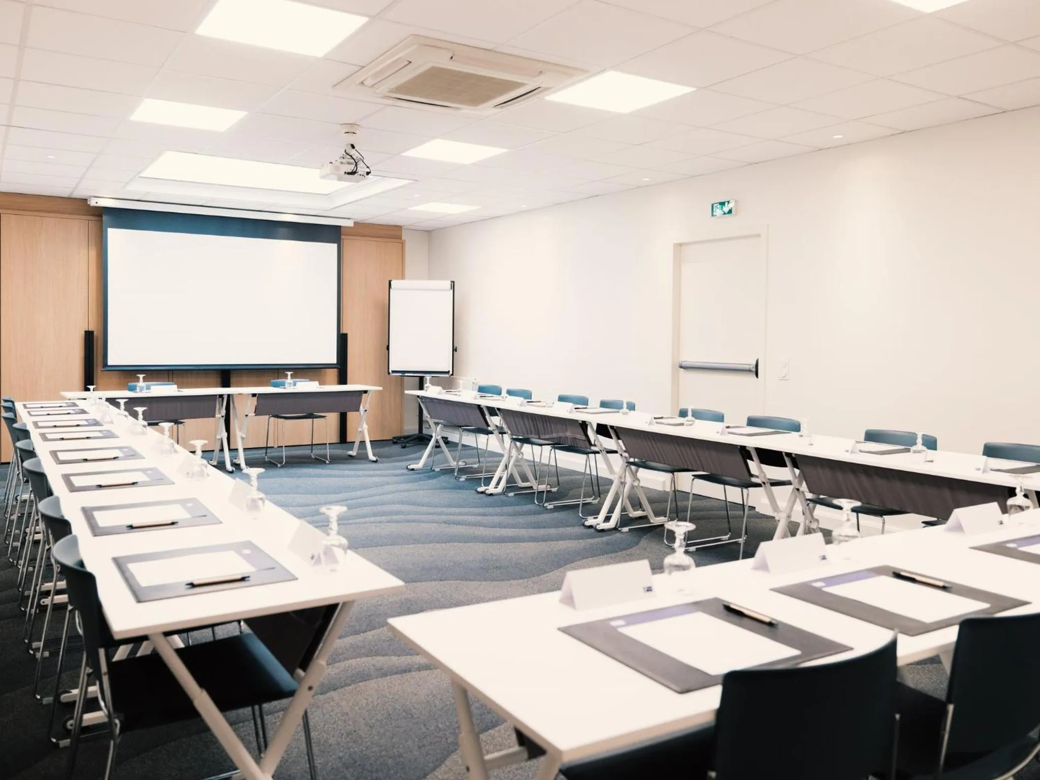 Meeting/conference room in Holiday Inn Express Lille Centre by IHG