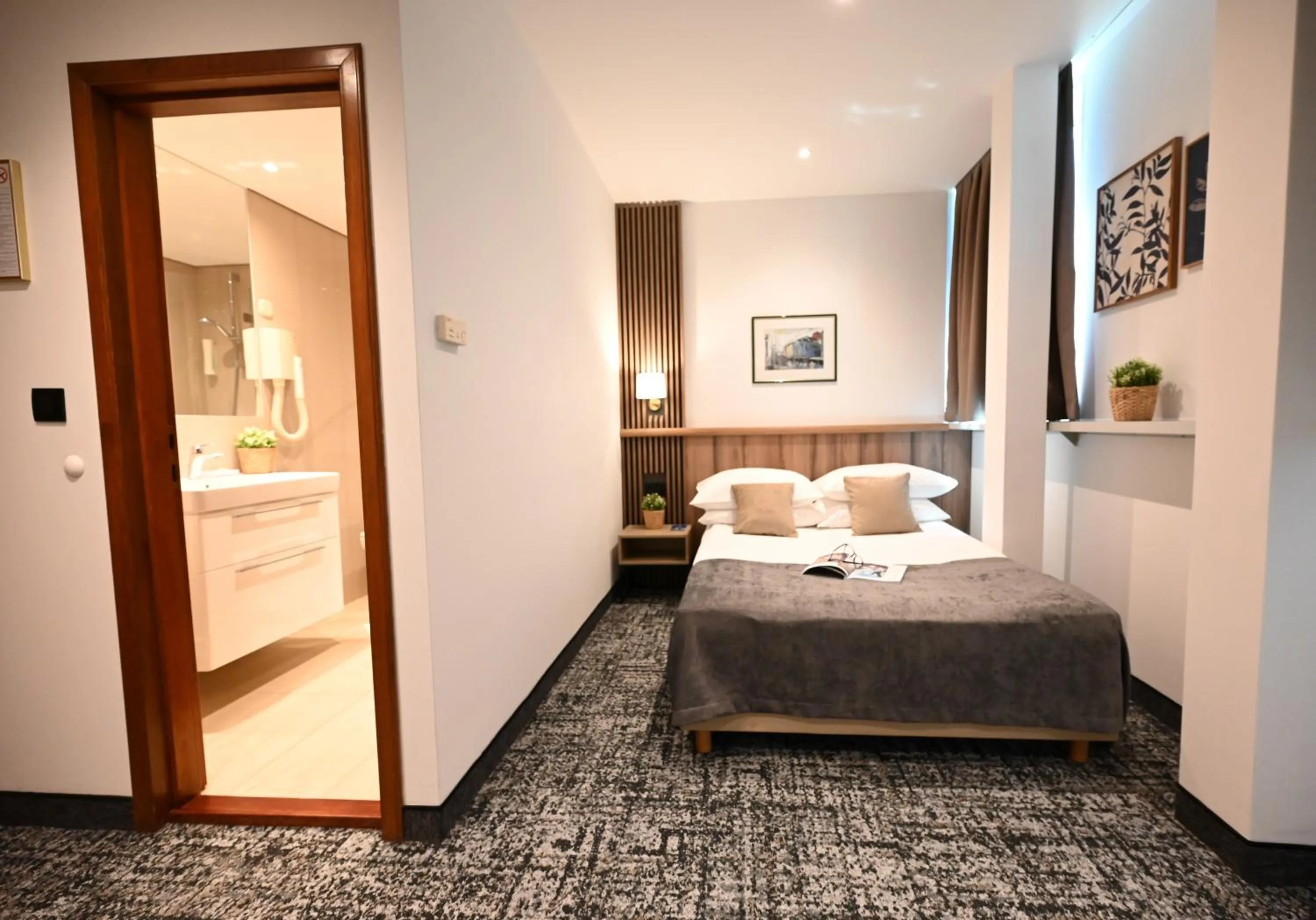 Photo of the whole room, Bed in Hotel Central