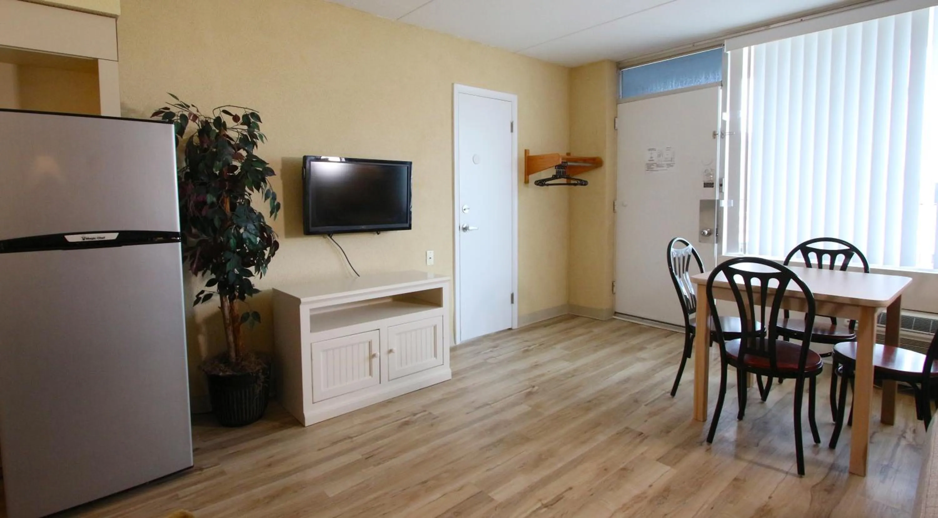 Dining area in Crusader Oceanfront Resort