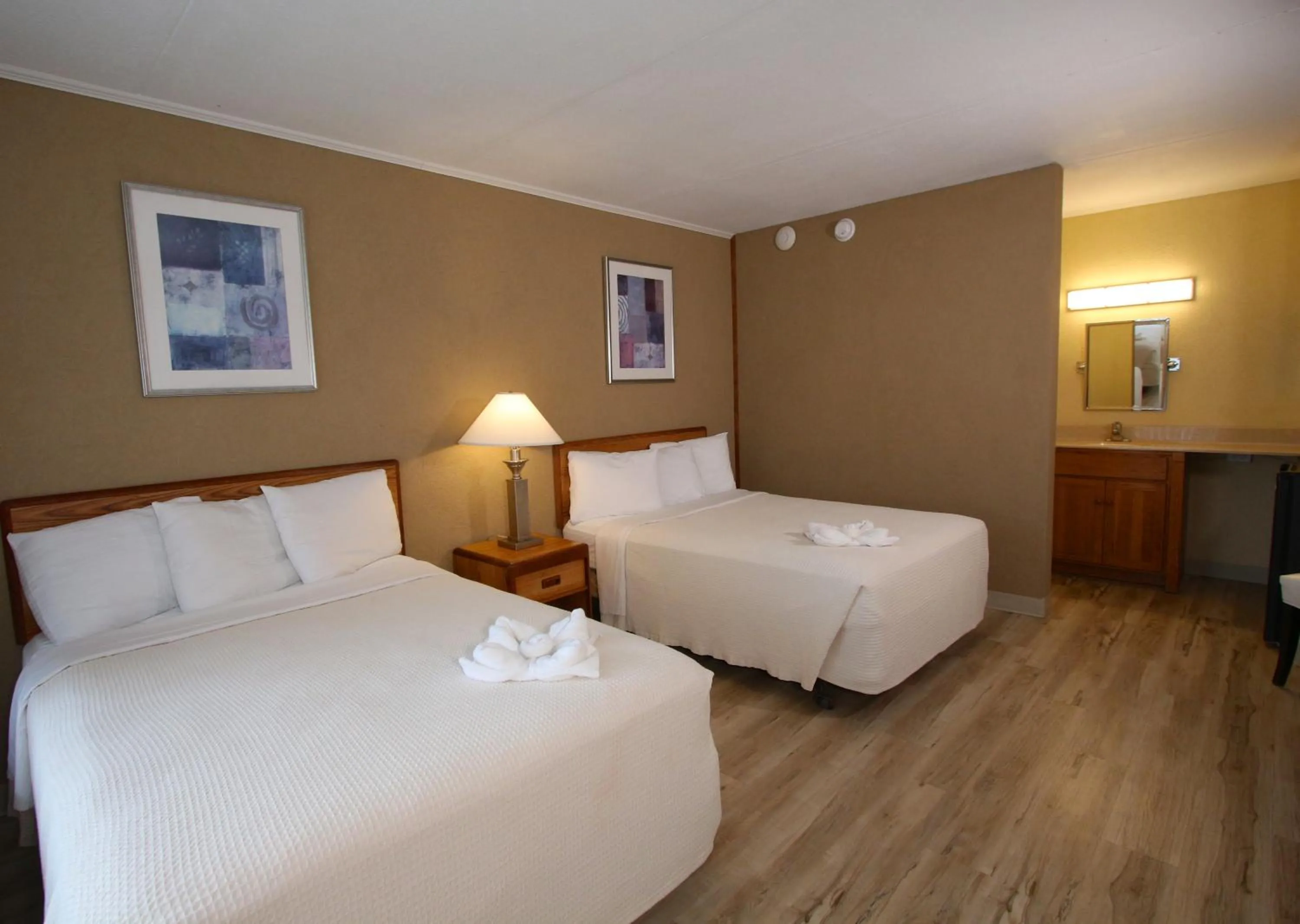 Bedroom, Bed in Crusader Oceanfront Resort