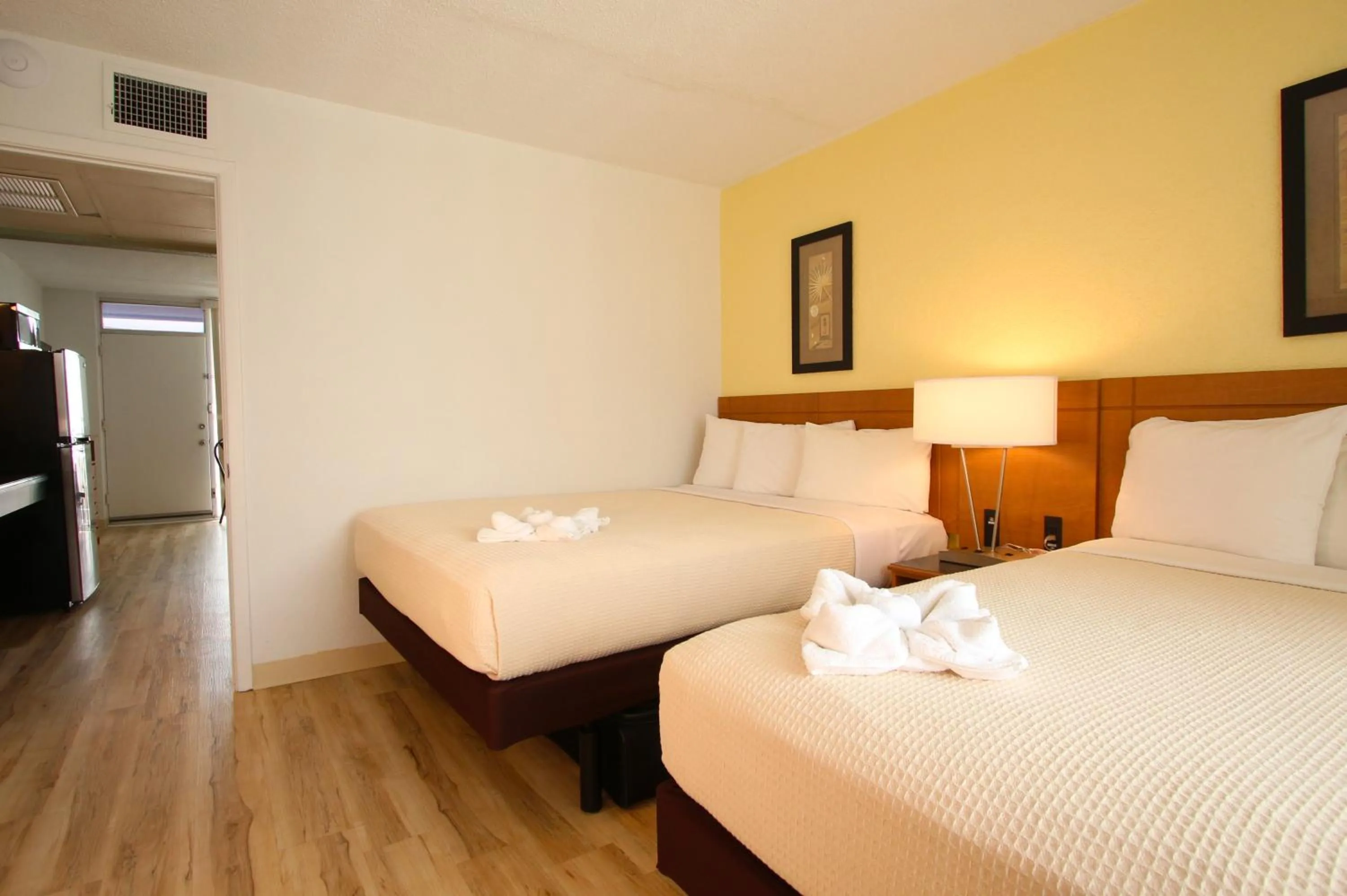 Bedroom, Bed in Crusader Oceanfront Resort