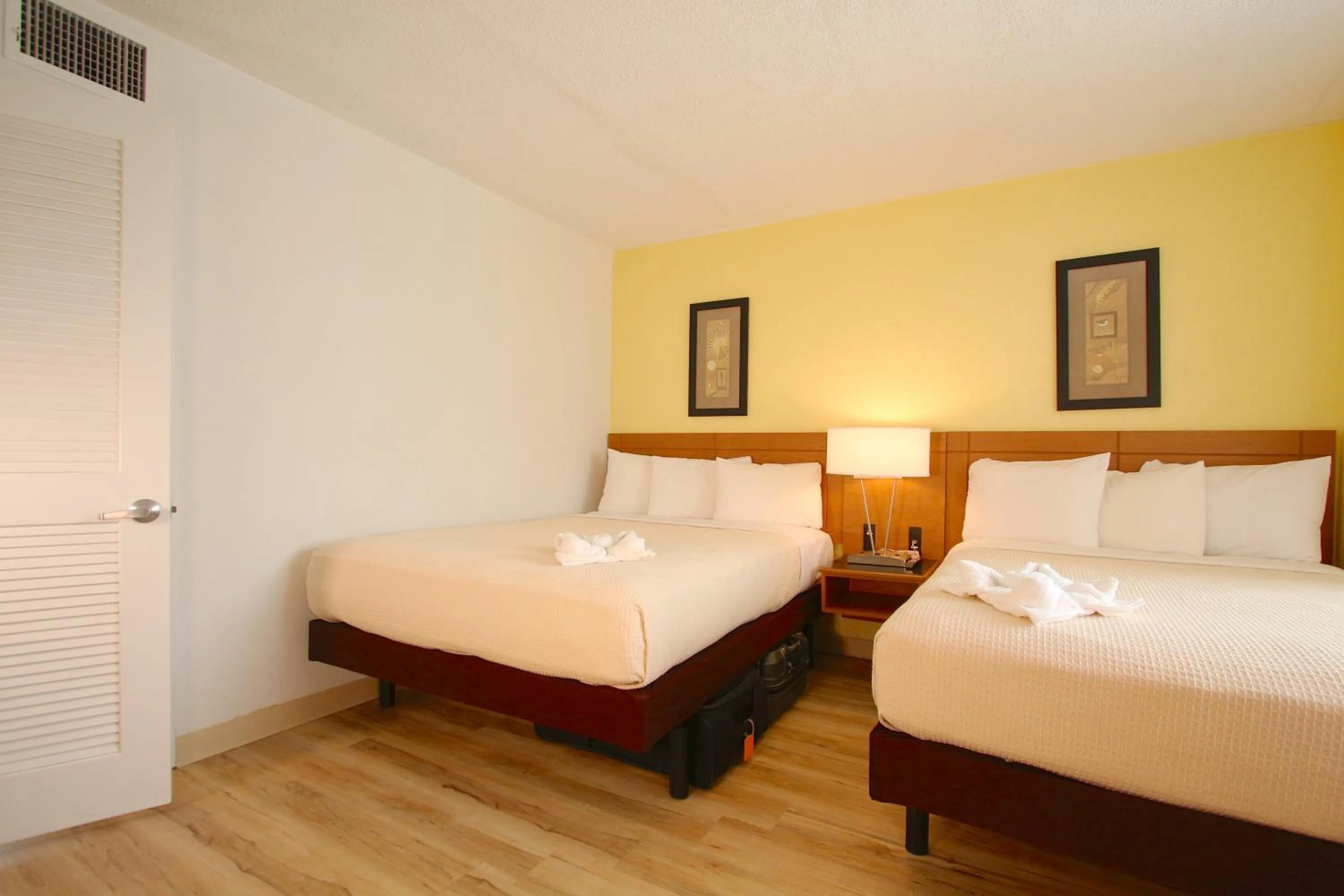 Bedroom, Bed in Crusader Oceanfront Resort