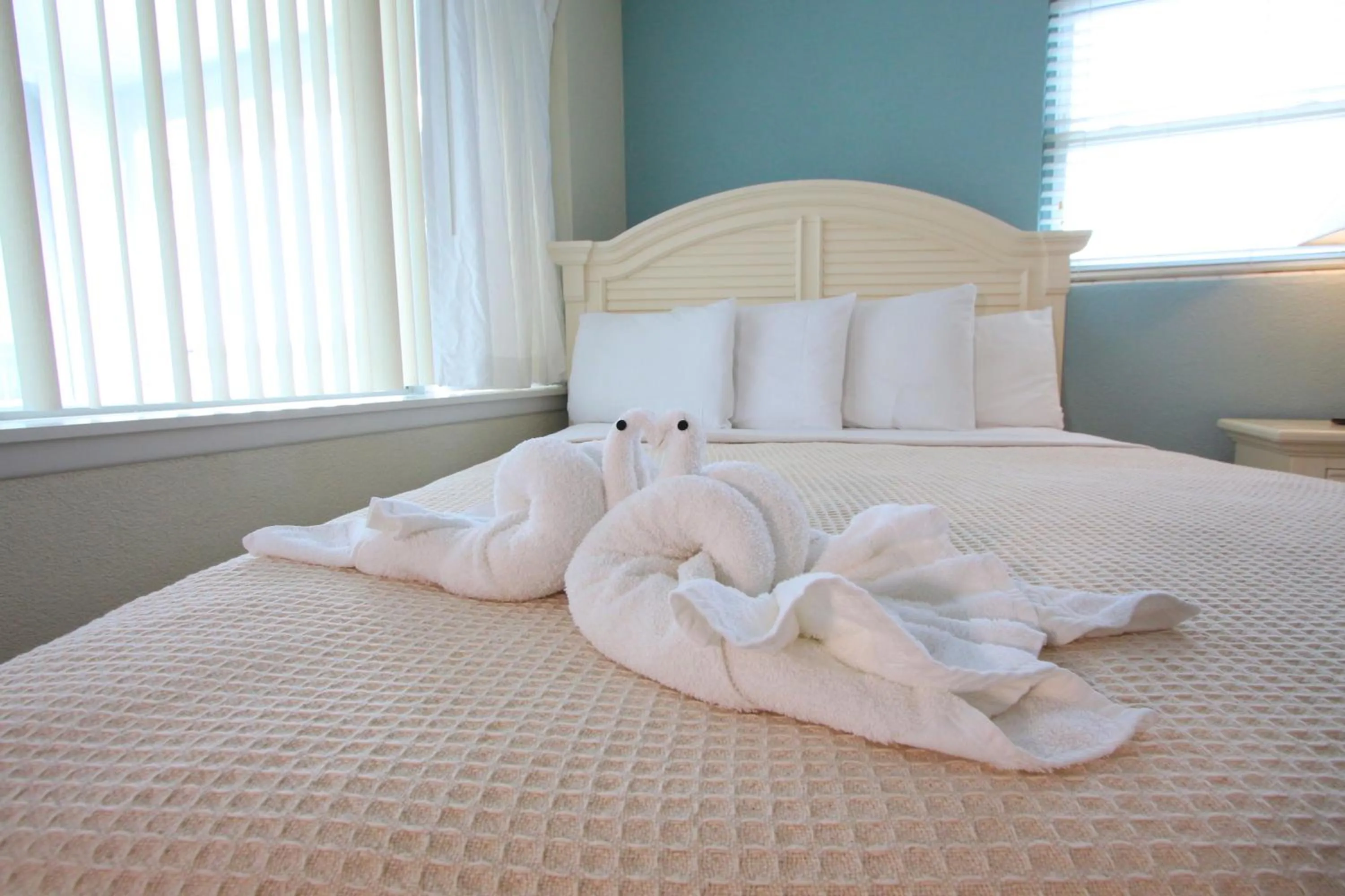 Bedroom, Bed in Crusader Oceanfront Resort