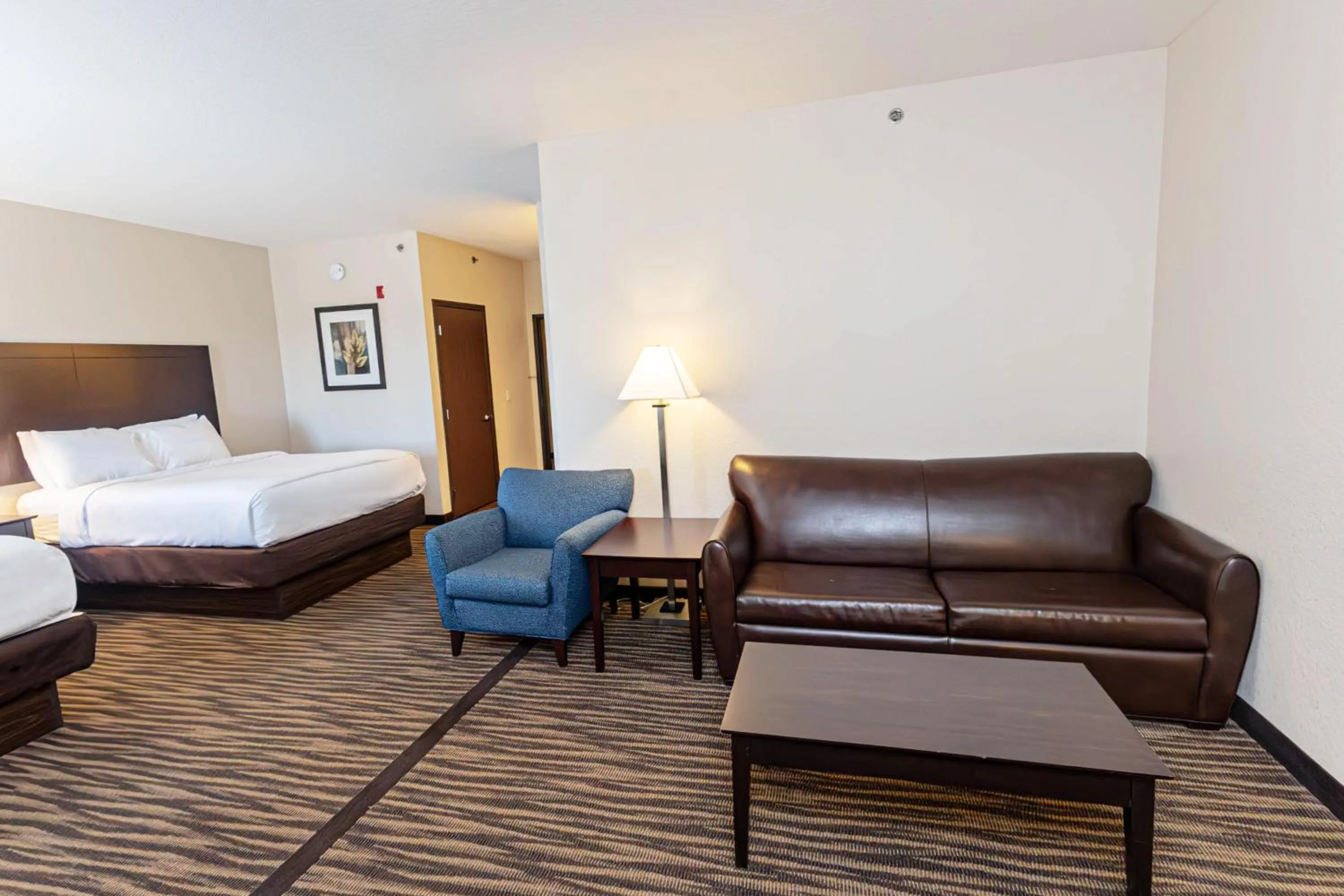 Living room, Bed in Cobblestone Inn & Suites Maryville