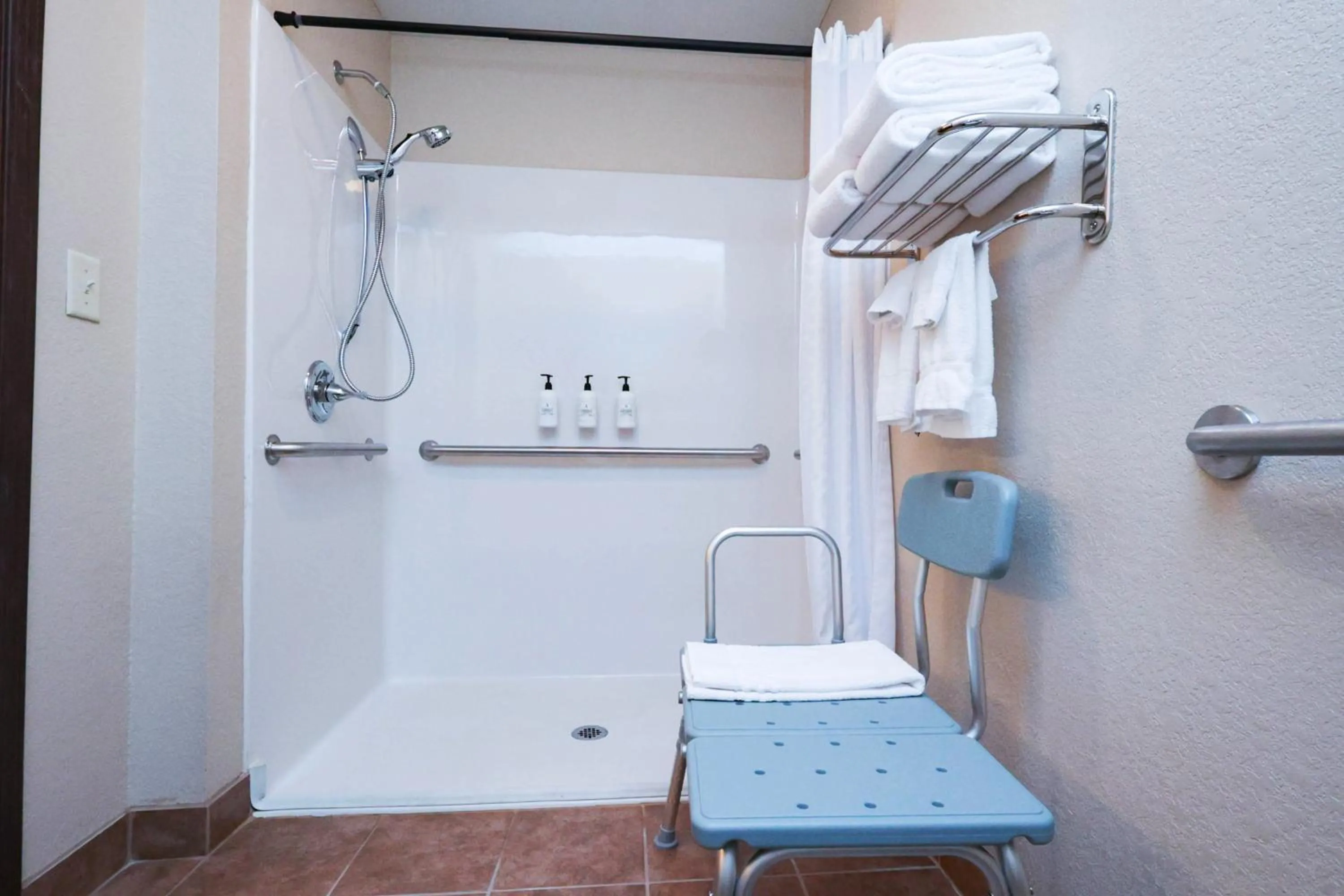 Shower in Cobblestone Inn & Suites Maryville