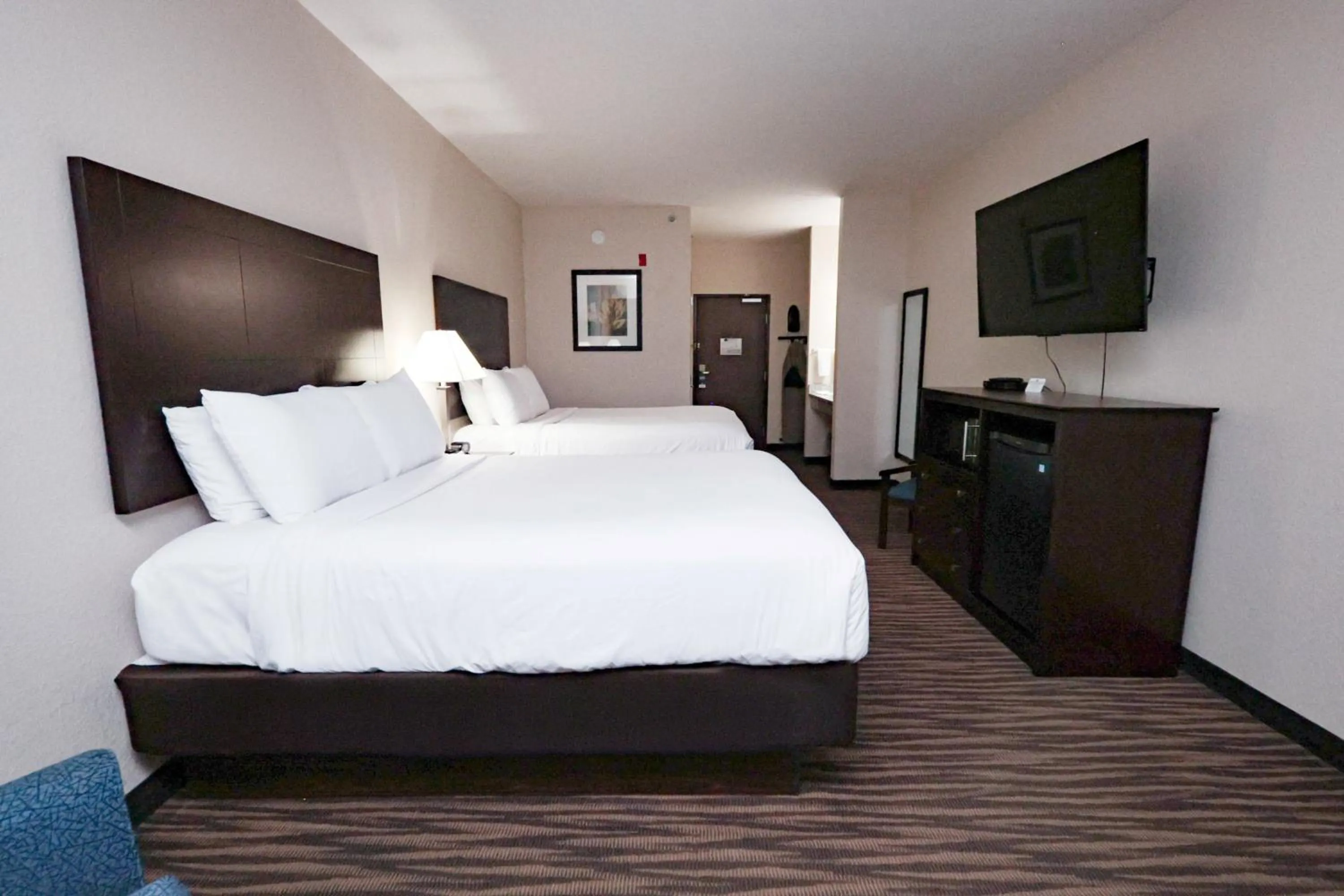 Photo of the whole room, Bed in Cobblestone Inn & Suites Maryville
