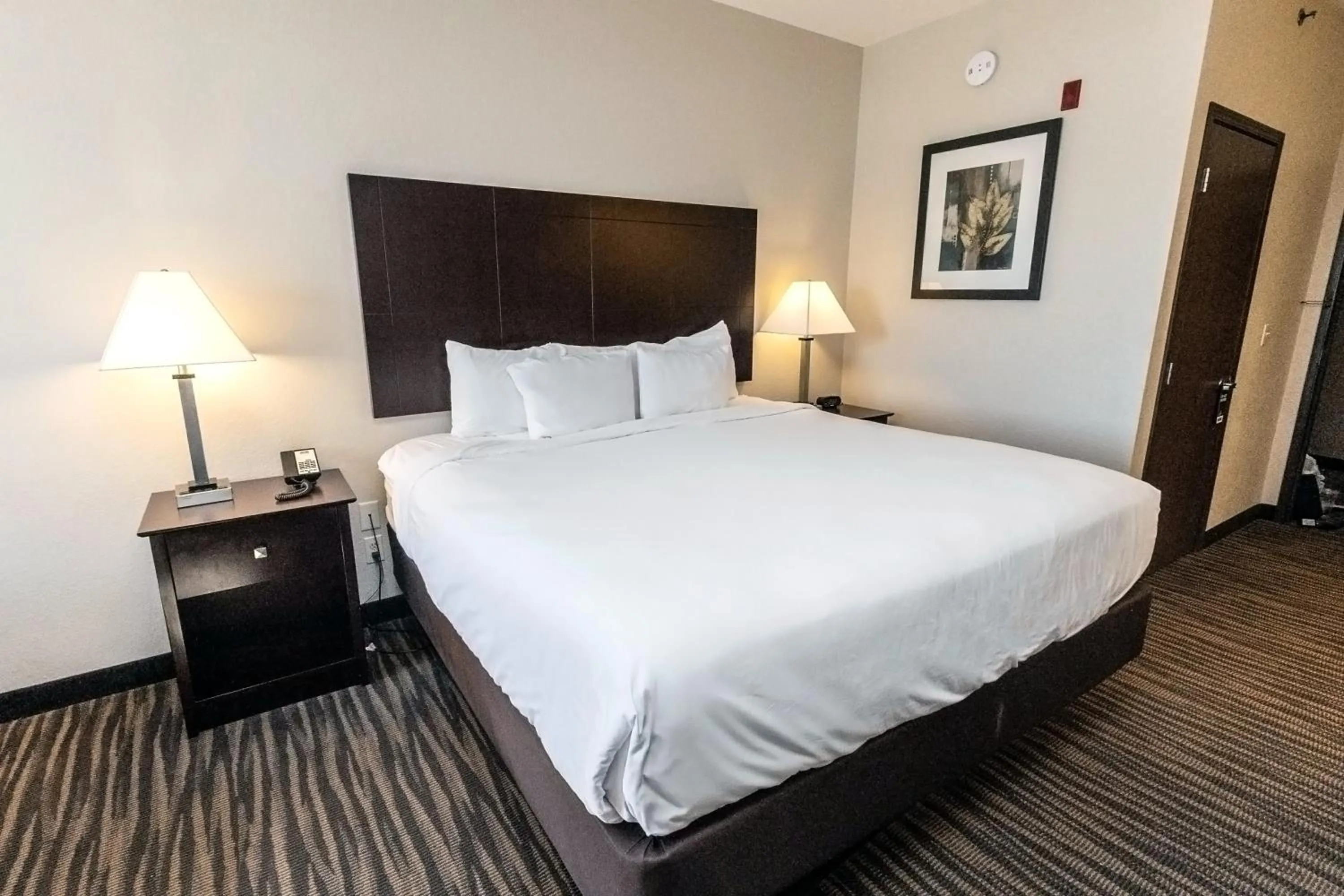 Bed in Cobblestone Inn & Suites Maryville