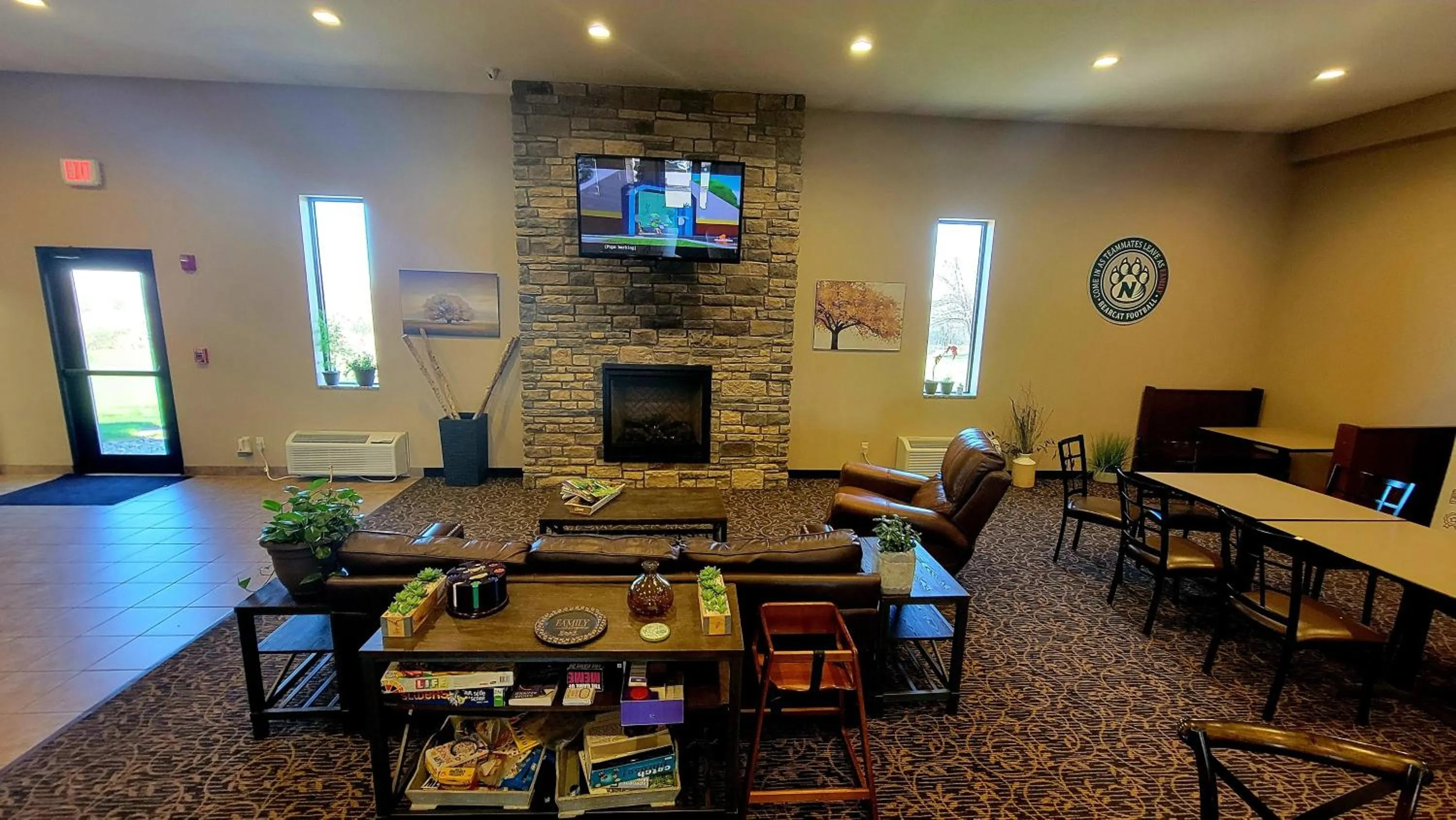 Communal lounge/ TV room in Cobblestone Inn & Suites Maryville
