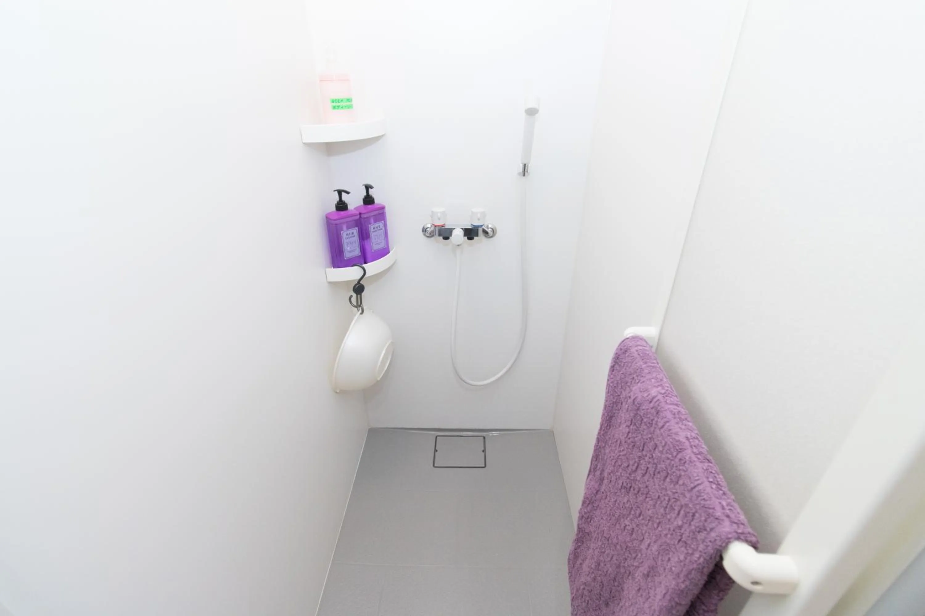 Shower in Yadocafe Chelsea's Rainbow B&B