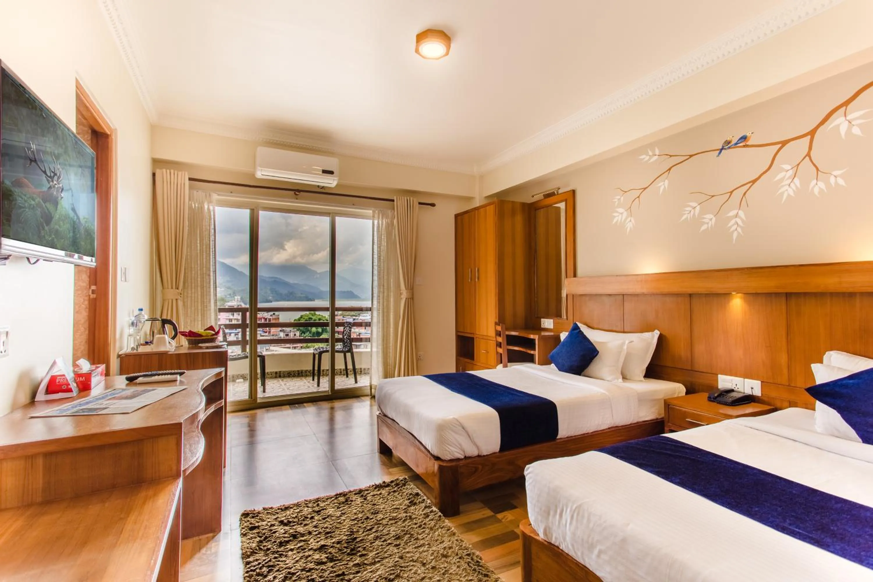 Lake view, Bed in Hotel White Pearl