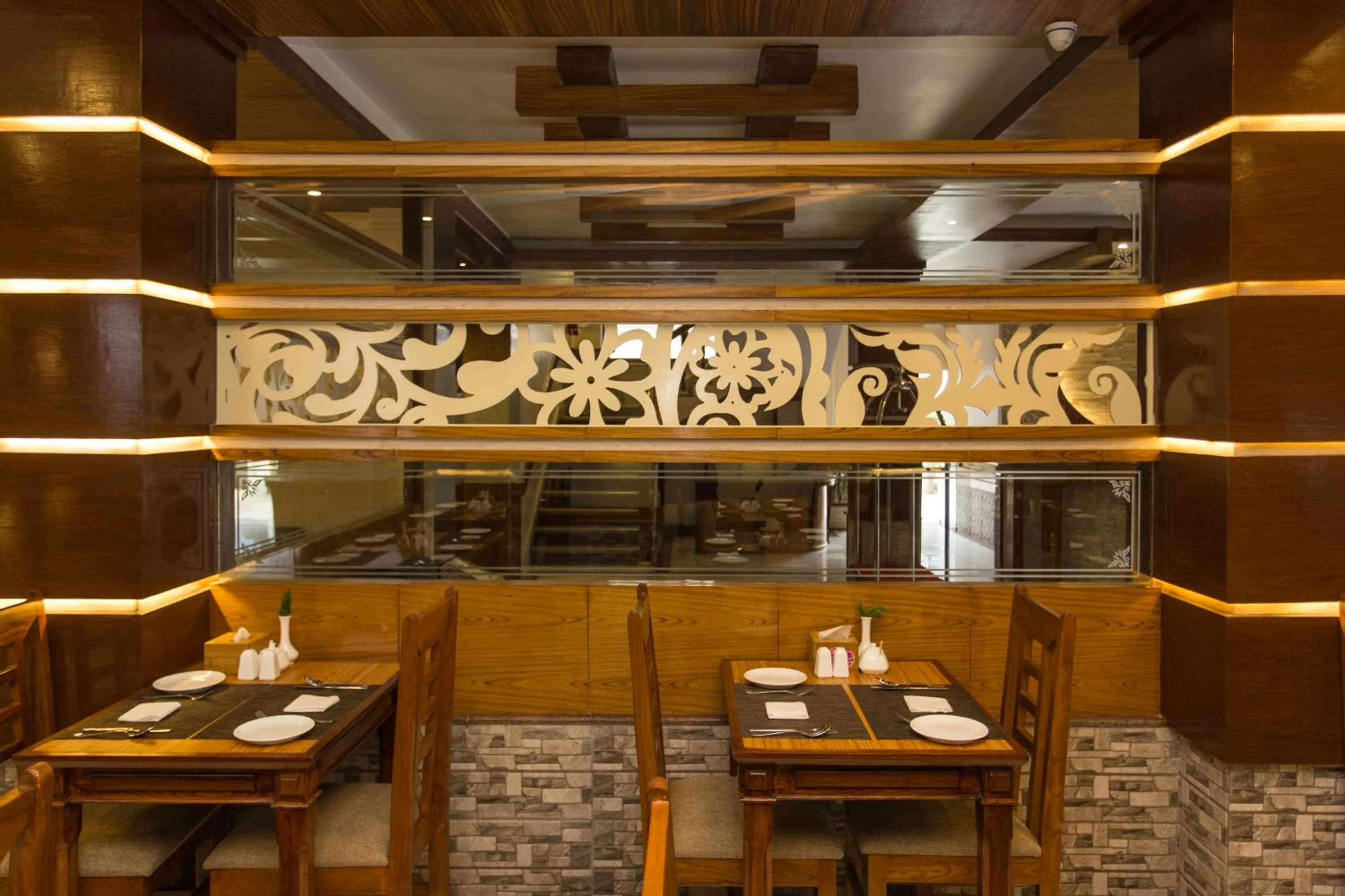 Restaurant/places to eat in Hotel White Pearl