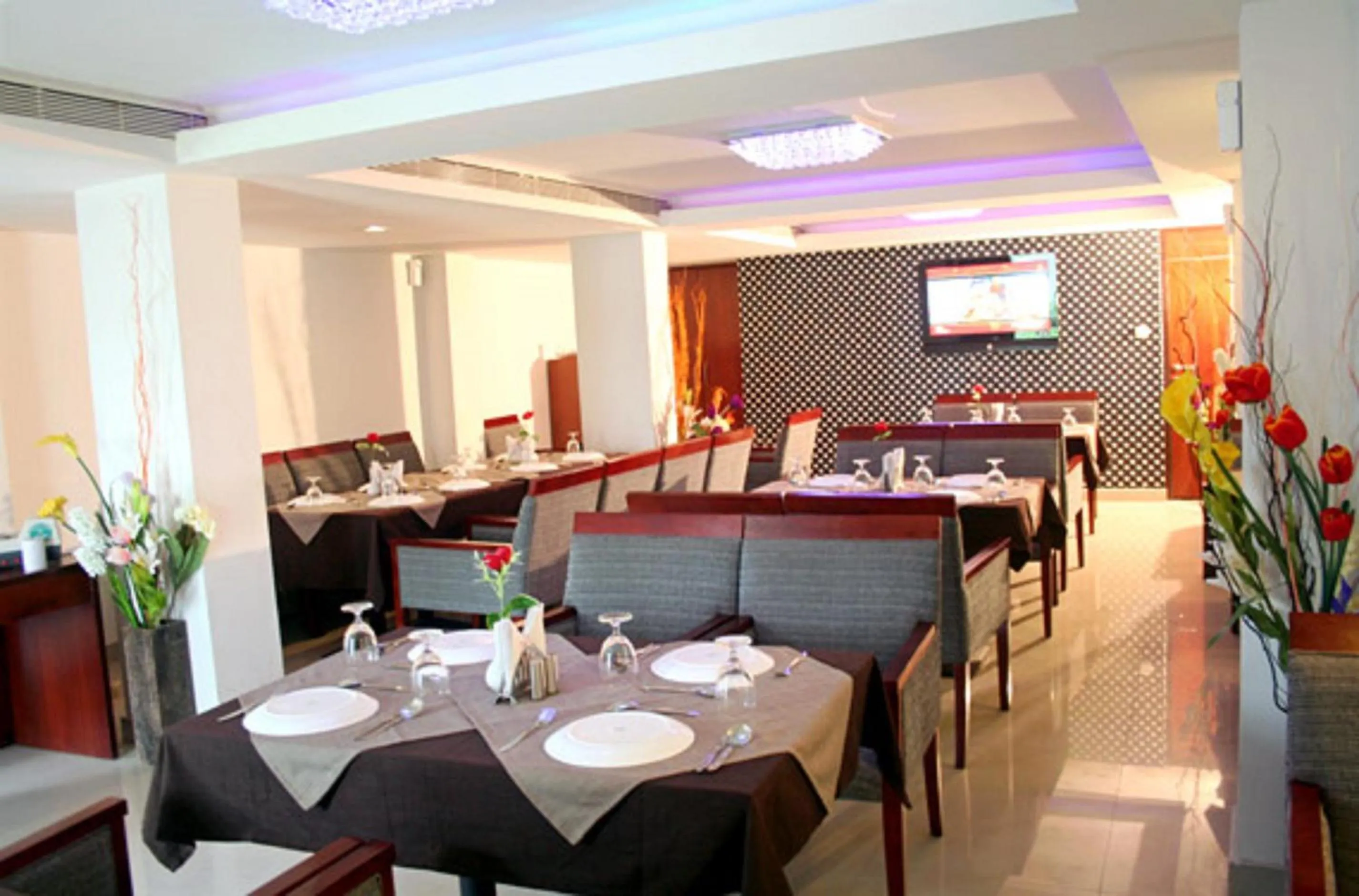 Restaurant/places to eat in Hotel Luciya
