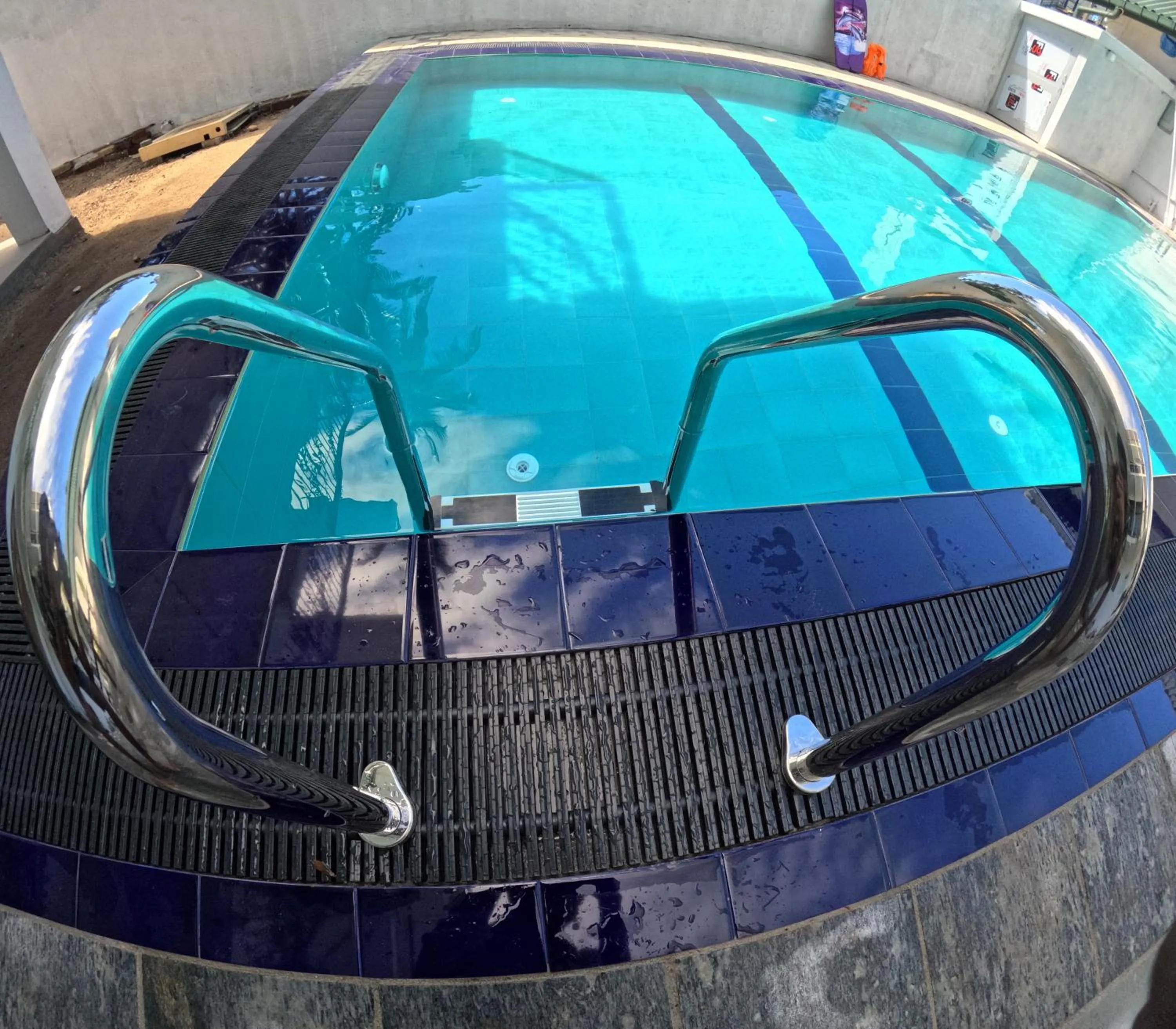 Swimming pool in Traveller's Hostel Hikkaduwa