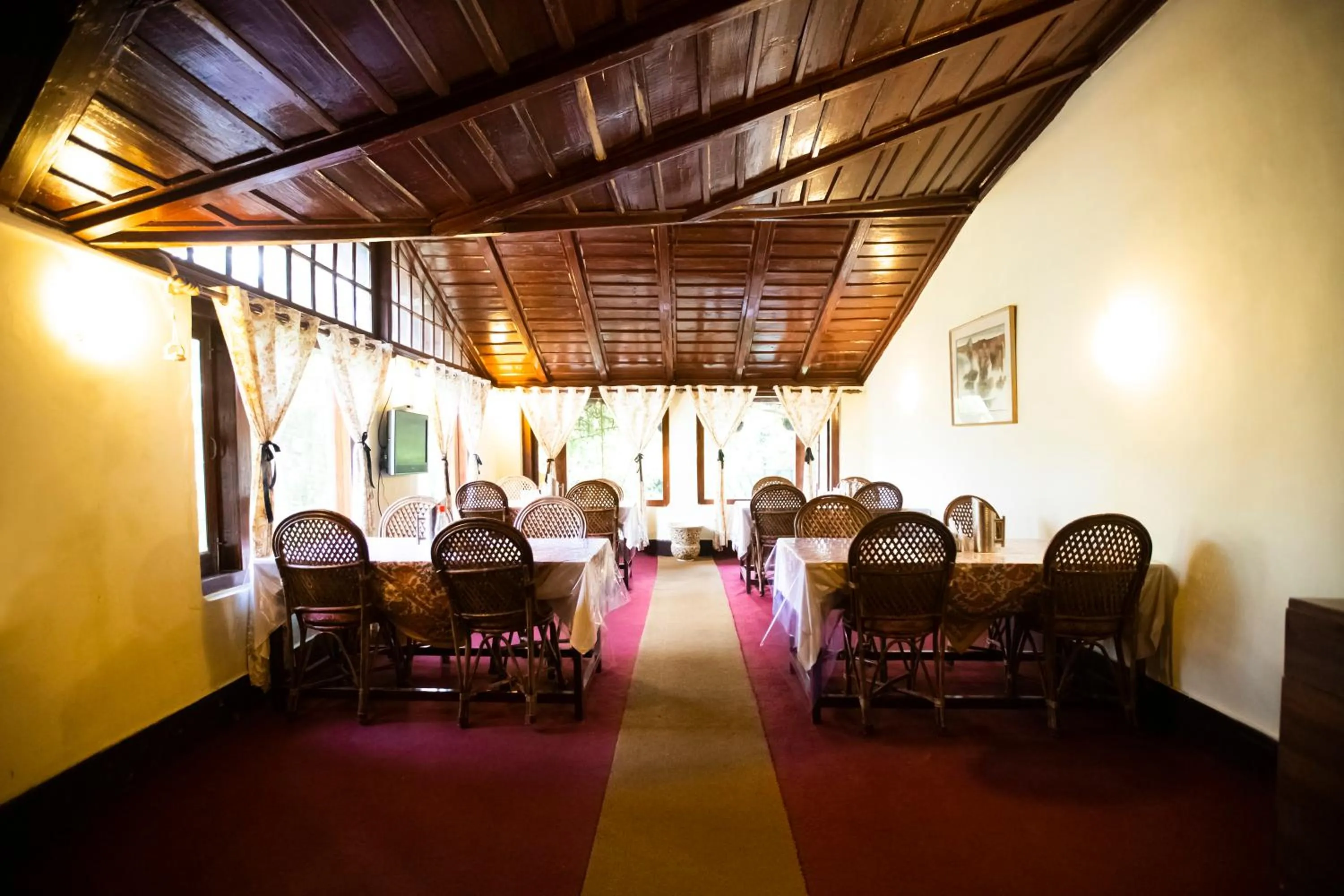 Restaurant/places to eat in The Hive Cottage By Royal Collection Hotels